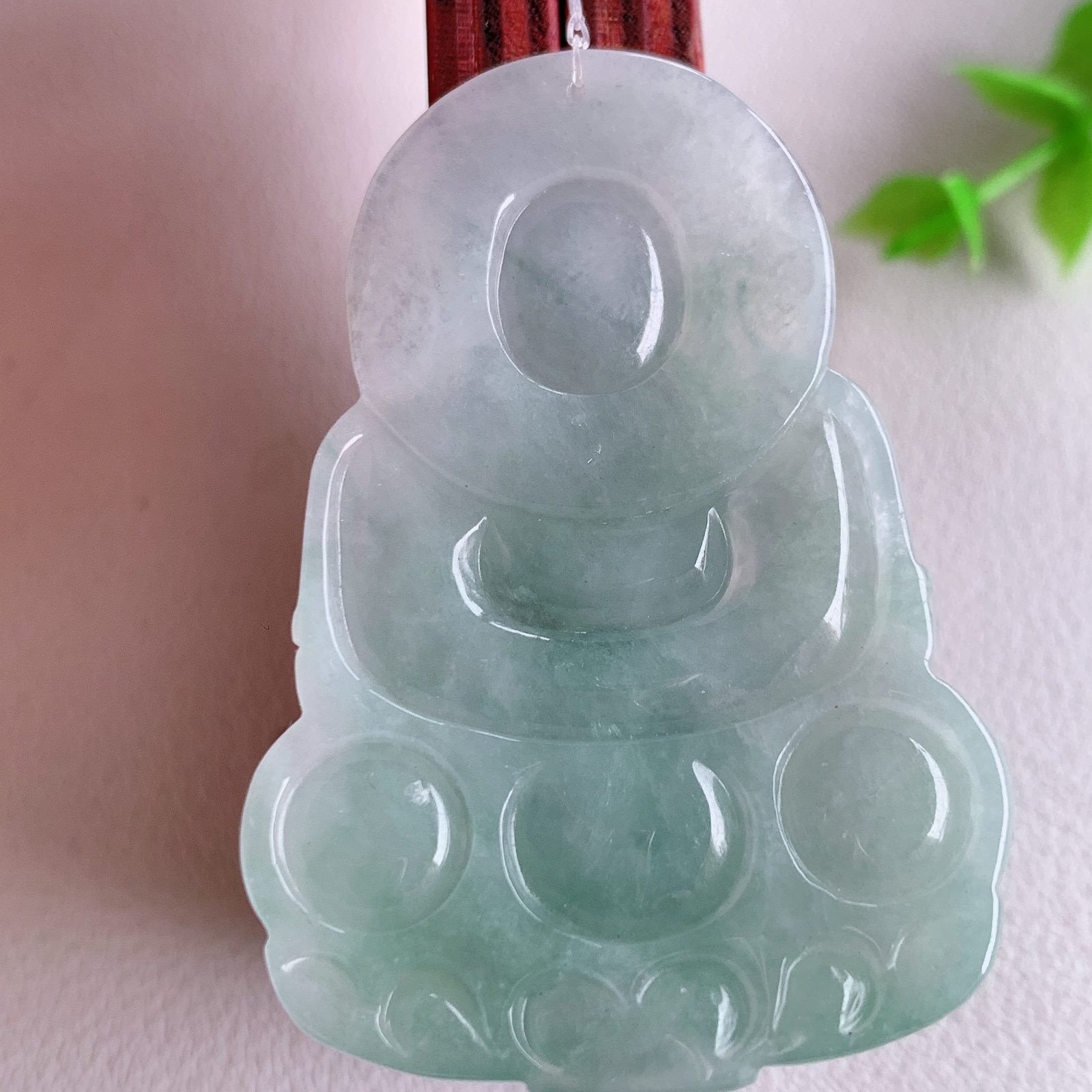 冰润精雕观音吊坠，法相端庄大气，工艺精湛，种色浓郁，细腻饱满冰润，种老水足，收藏佳品，佩戴大气  W49.3   尺寸：49-33.8-5.8mm