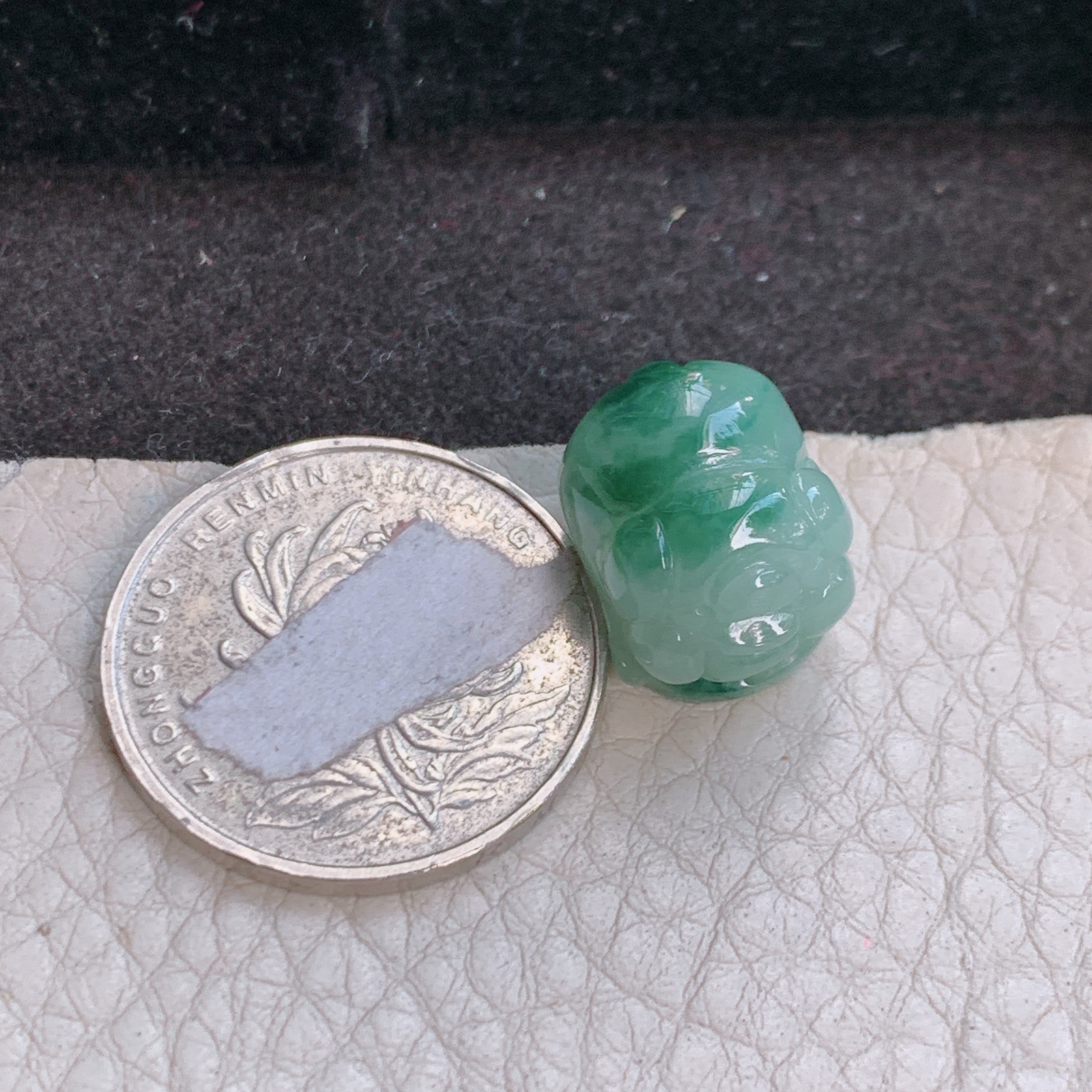 zen实拍15.8*12.5*13.2精雕缅甸翡翠飘花小猪猪 招财猪玉吊坠