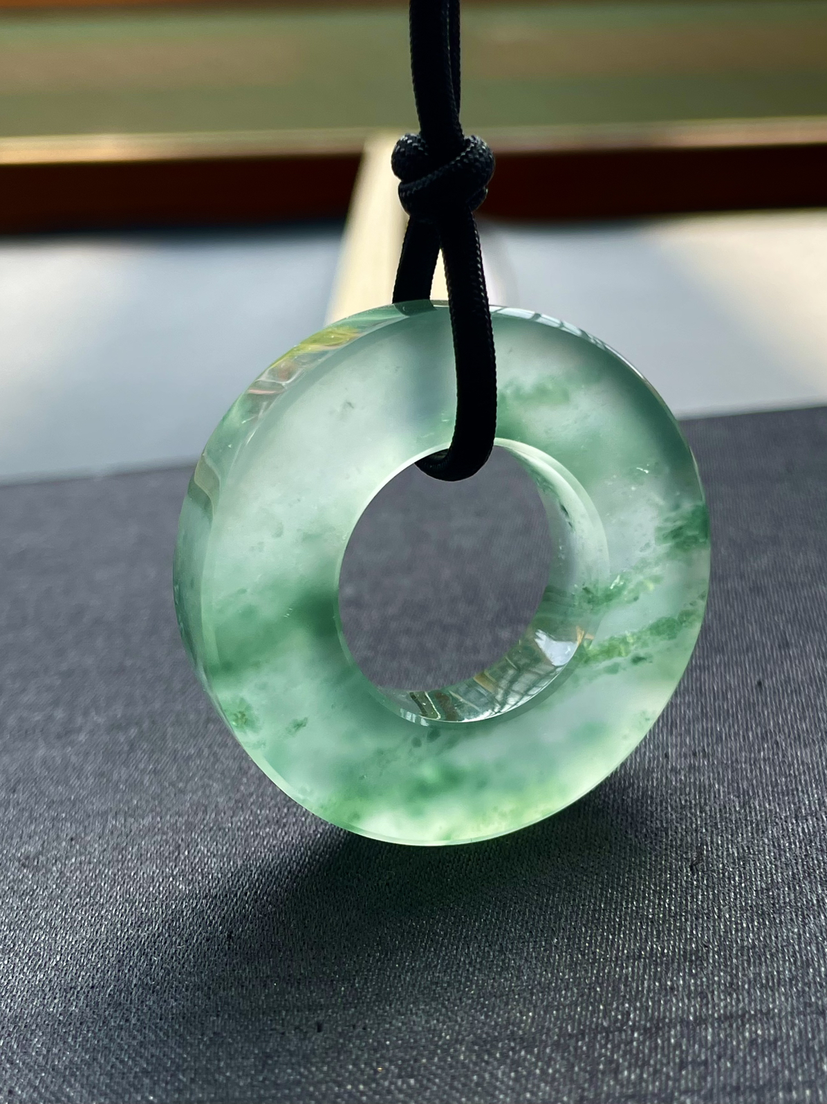 【冰种飘花平安环】也叫甜甜圈，品质很好，冰感十足，质地细腻，胶感明显，收藏品质