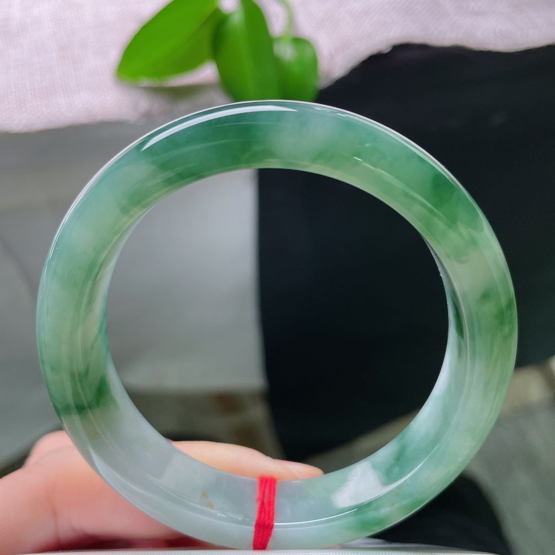 53.5/11.9/7.9，湖水绿正圈，飘花灵动飘逸，种老，一抹红翡鸿运当头，无裂，ss59431a
