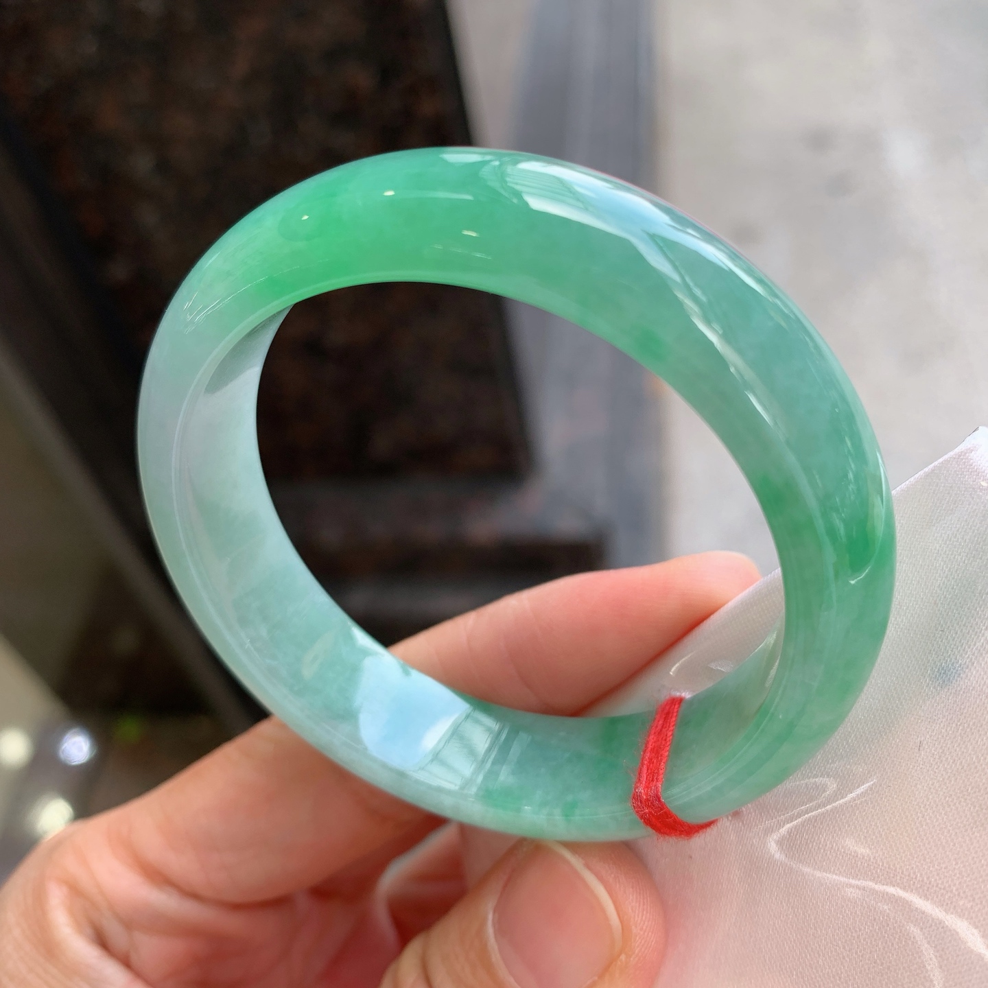 正圈飘绿 微细纹 尺寸：51.1/12.9/7.2 小圈口
