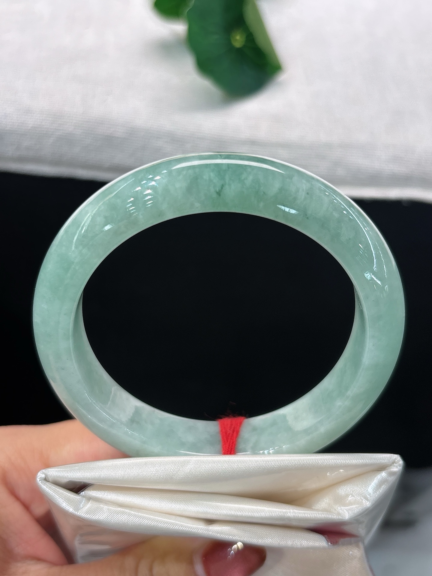 天然翡翠手镯，圈口58/12.7/9.7，正圈满抹浅湖绿，温润莹亮，似一汪春水凝于腕间，自带悠然清雅之韵，无裂