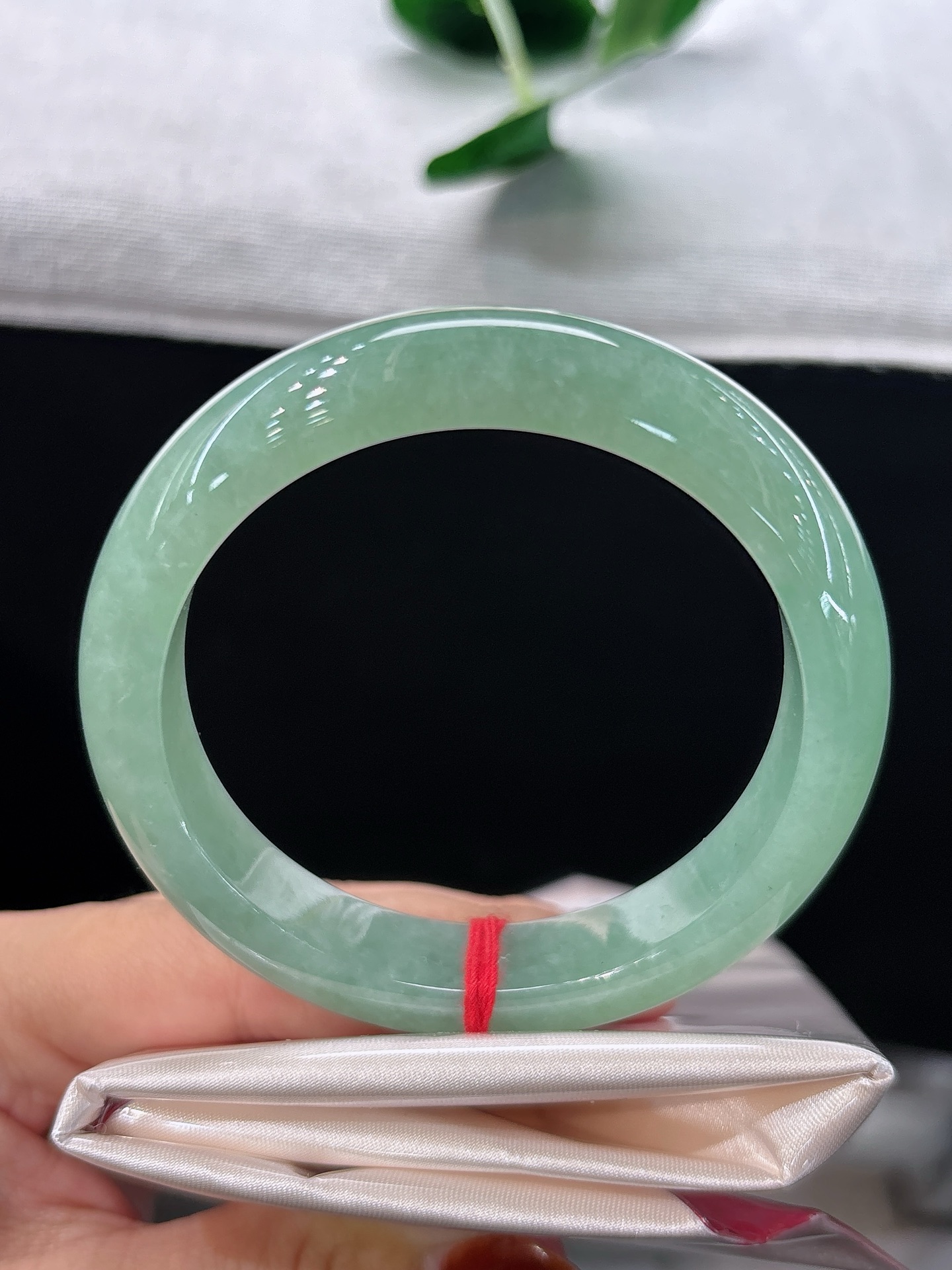 天然翡翠手镯，圈口56.4/12.5/9.1，正圈满润苹果绿底，似一汪春日碧潭，玉质细腻，尽显雅致，