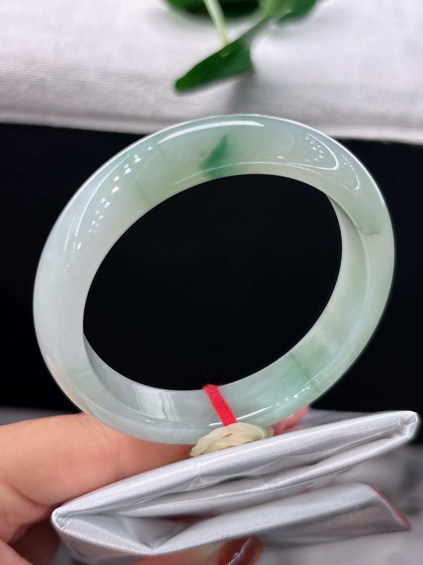 天然翡翠手镯，圈口53.7/12.2/8.4，正圈冰润浅底飘翠，一抹翠色悠然栖于玉间，自带温婉灵气，无裂