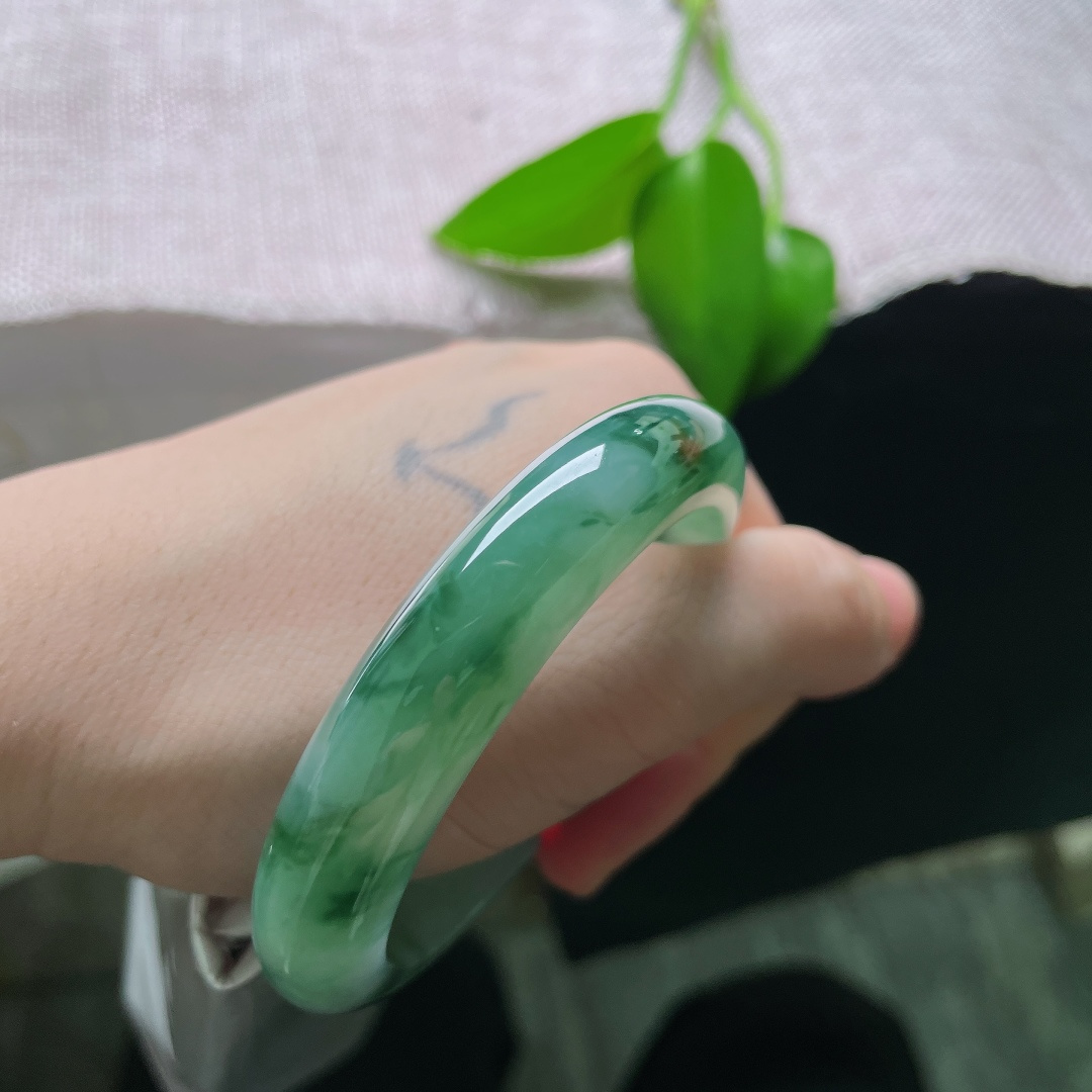 53.5/11.9/7.9，湖水绿正圈，飘花灵动飘逸，种老，一抹红翡鸿运当头，无裂，ss59431a
