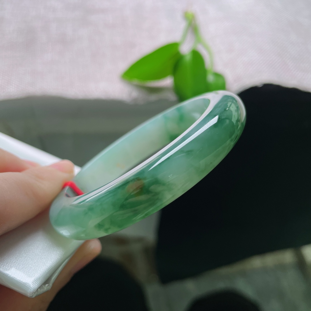 53.5/11.9/7.9，湖水绿正圈，飘花灵动飘逸，种老，一抹红翡鸿运当头，无裂，ss59431a