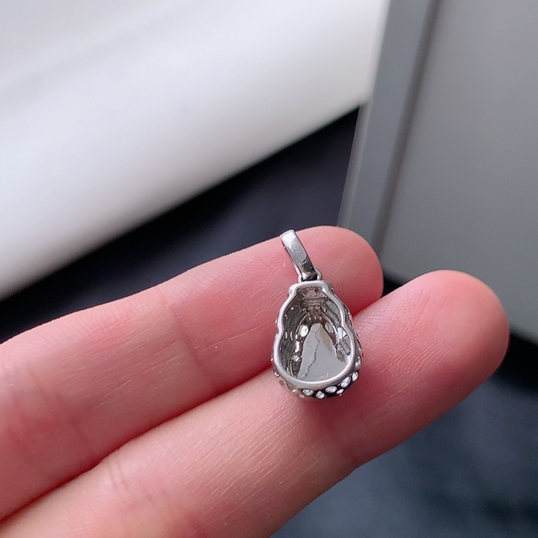 ️ 冰阳绿葫芦吊坠。色阳色艳，种老无裂细腻，佩戴优雅时尚 货号55611，18.3-8.9-5.8