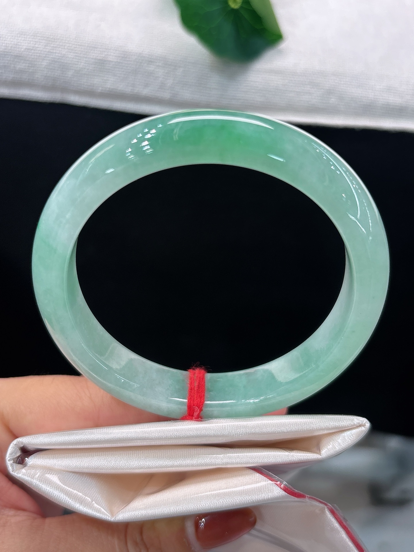 天然翡翠手镯，圈口58/12.3/8.6，正圈柔润果绿底色，清莹如水，翠色悠然漫展，雅致又灵动，无裂