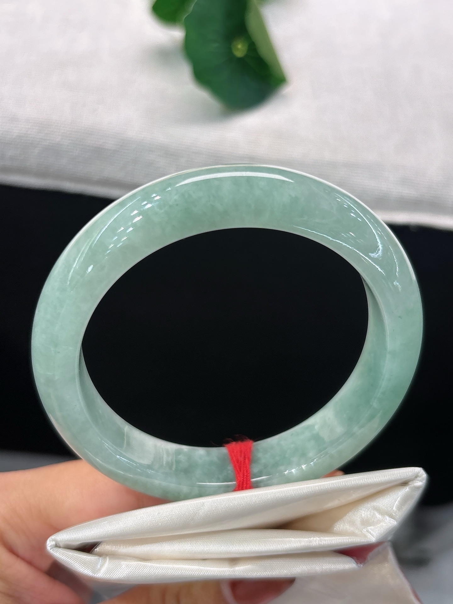 天然翡翠手镯，圈口58/12.7/9.7，正圈满抹浅湖绿，温润莹亮，似一汪春水凝于腕间，自带悠然清雅之韵，无裂