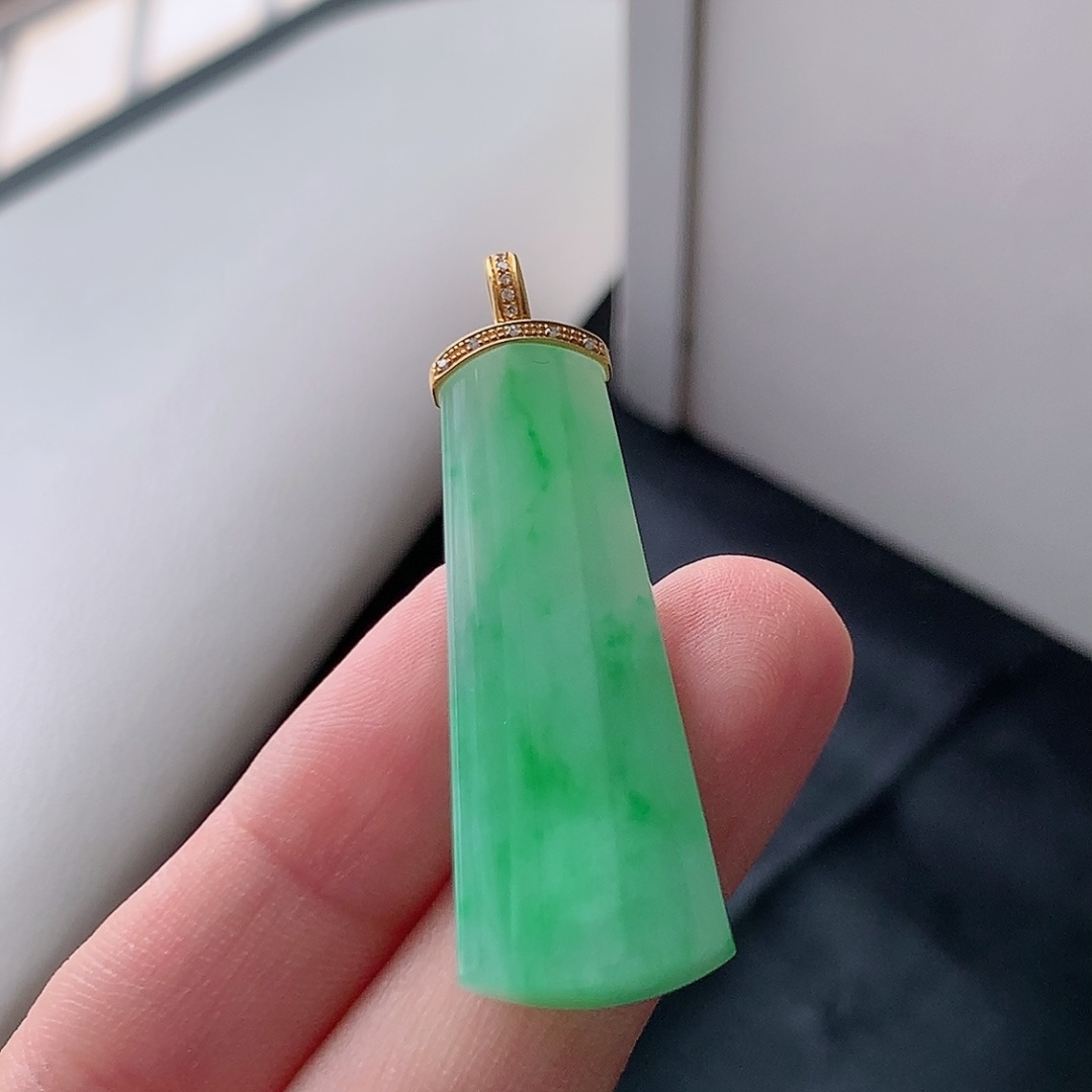 ️ 冰飘绿平安柱吊坠。色阳色艳，种老饱满细腻，佩戴优雅气质货号181003，39.9-15.6-6.3