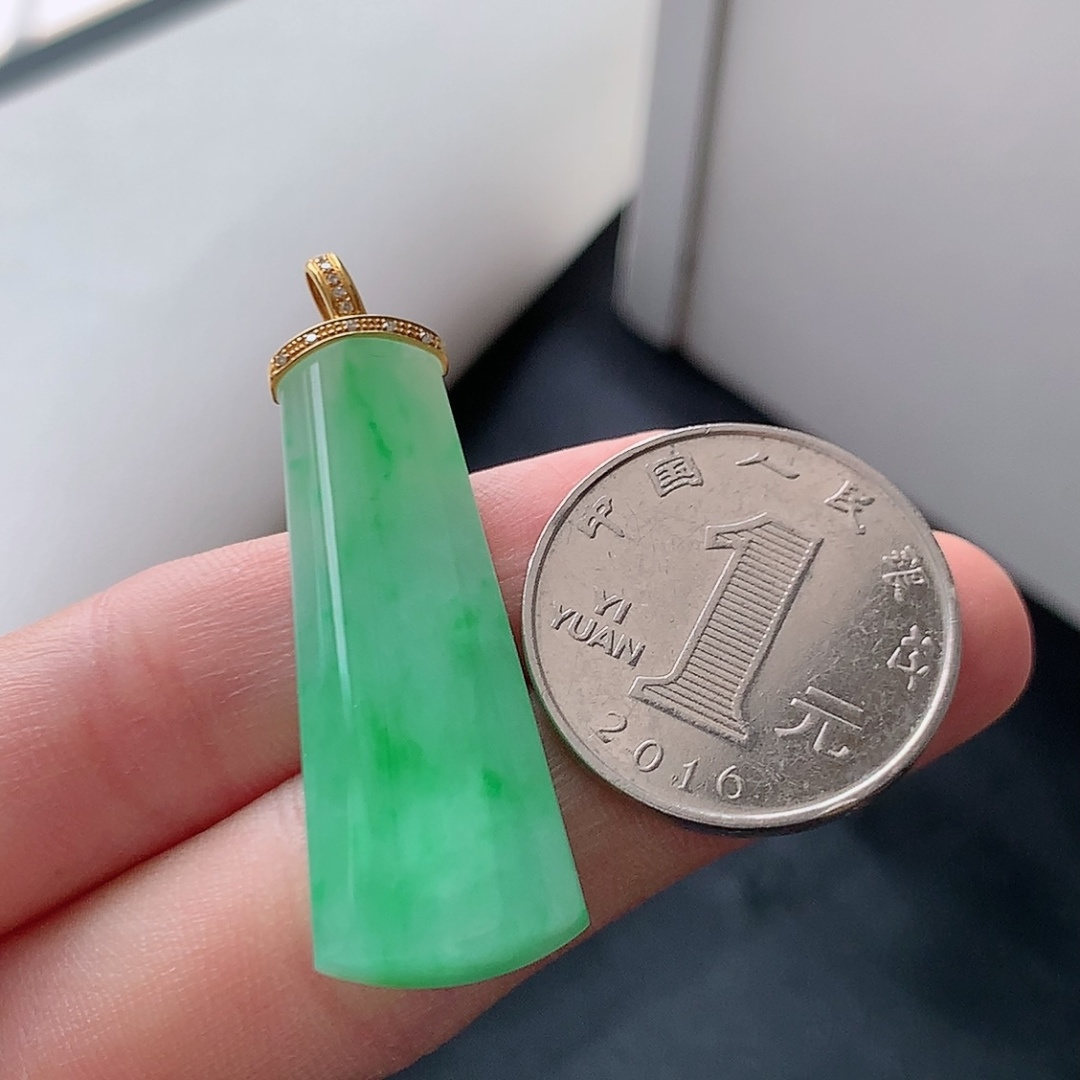 ️ 冰飘绿平安柱吊坠。色阳色艳，种老饱满细腻，佩戴优雅气质货号181003，39.9-15.6-6.3