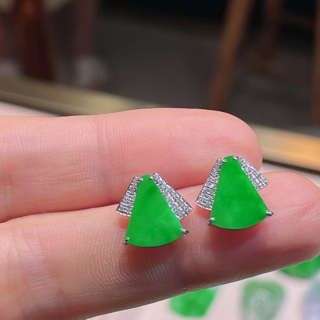 ️辣绿耳钉，18k镶嵌，老种起光，细底通透，尺寸：12/12/3mm1005