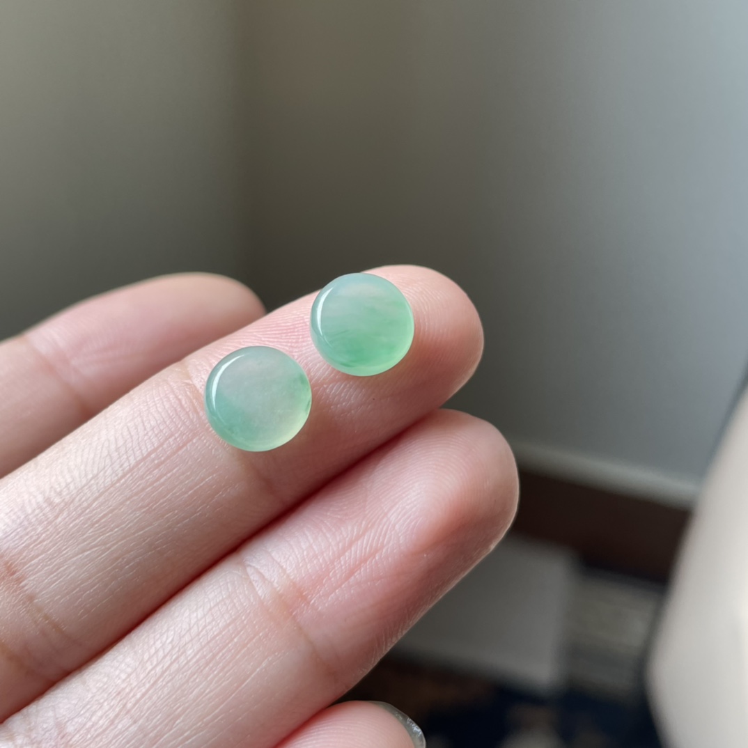 冰绿飘花小无事牌吊坠，小圆满，种水好，冰透无裂，尺寸8.8×3.9，一对