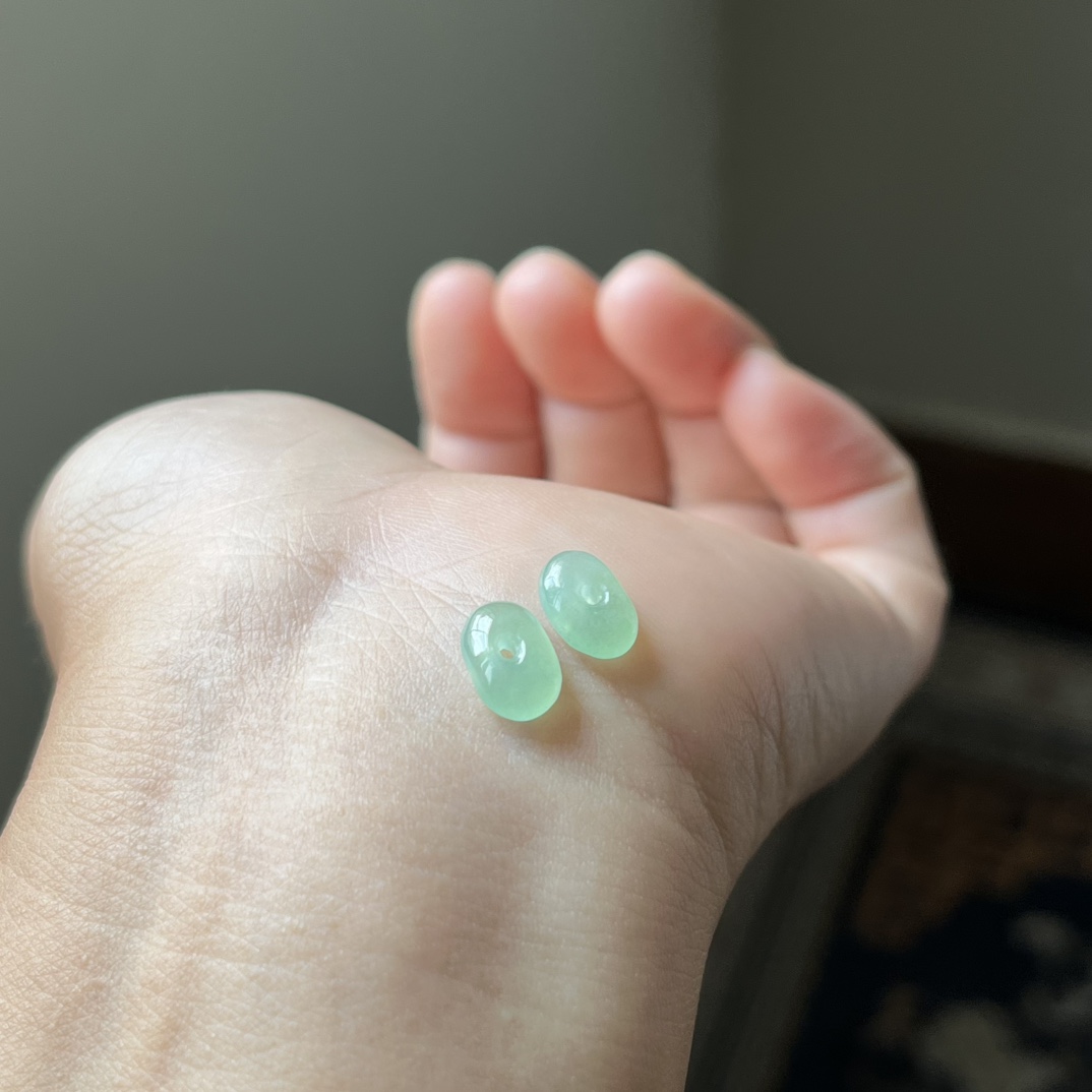 冰绿肚脐扣一对，随形扣，风生水起，种水好，甜绿色，冰透无裂，尺寸10.5×6.7×3.6，一对，代镶嵌，参考图9