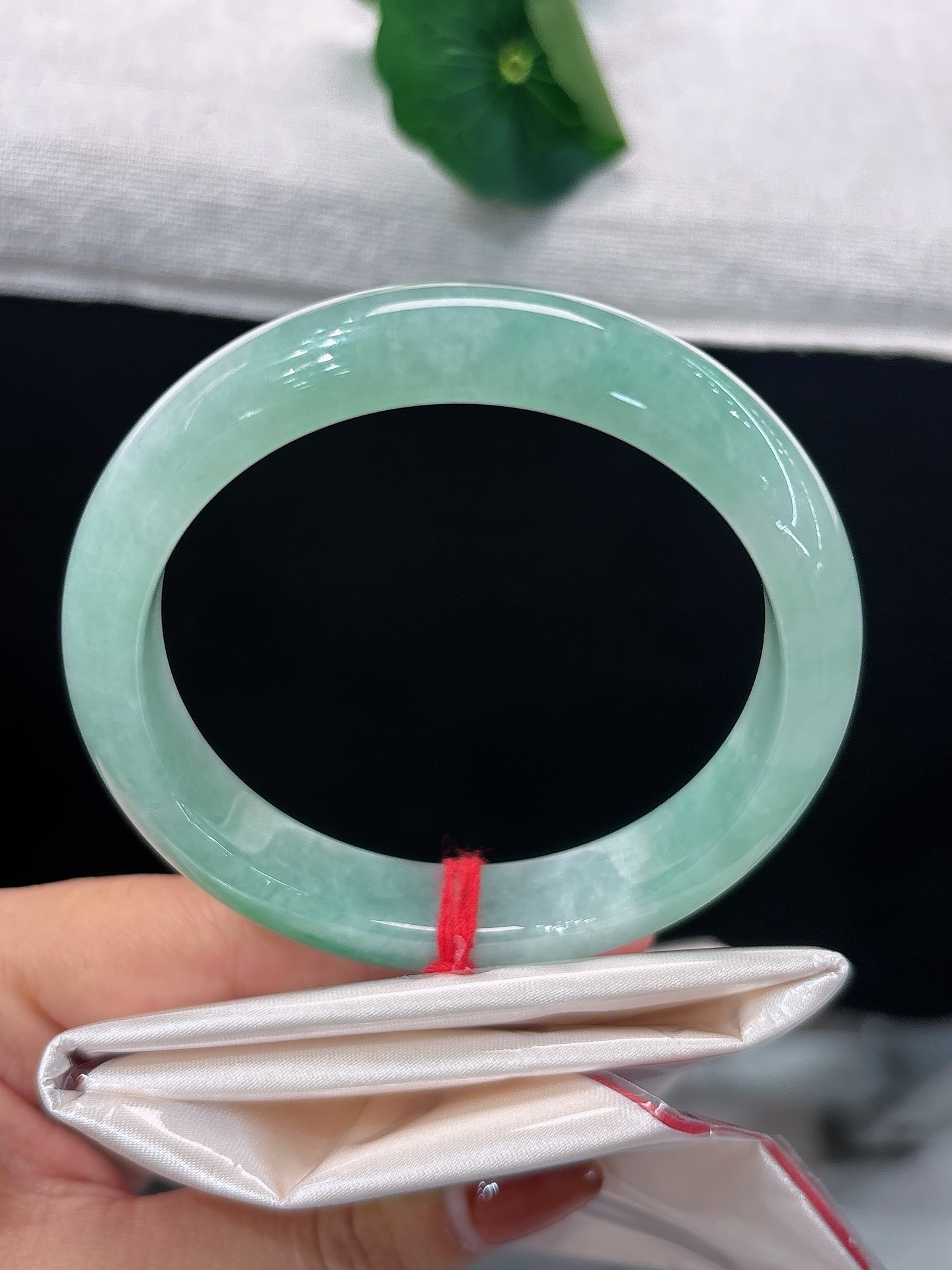 天然翡翠手镯，圈口58/12.3/8.6，正圈柔润果绿底色，清莹如水，翠色悠然漫展，雅致又灵动，无裂