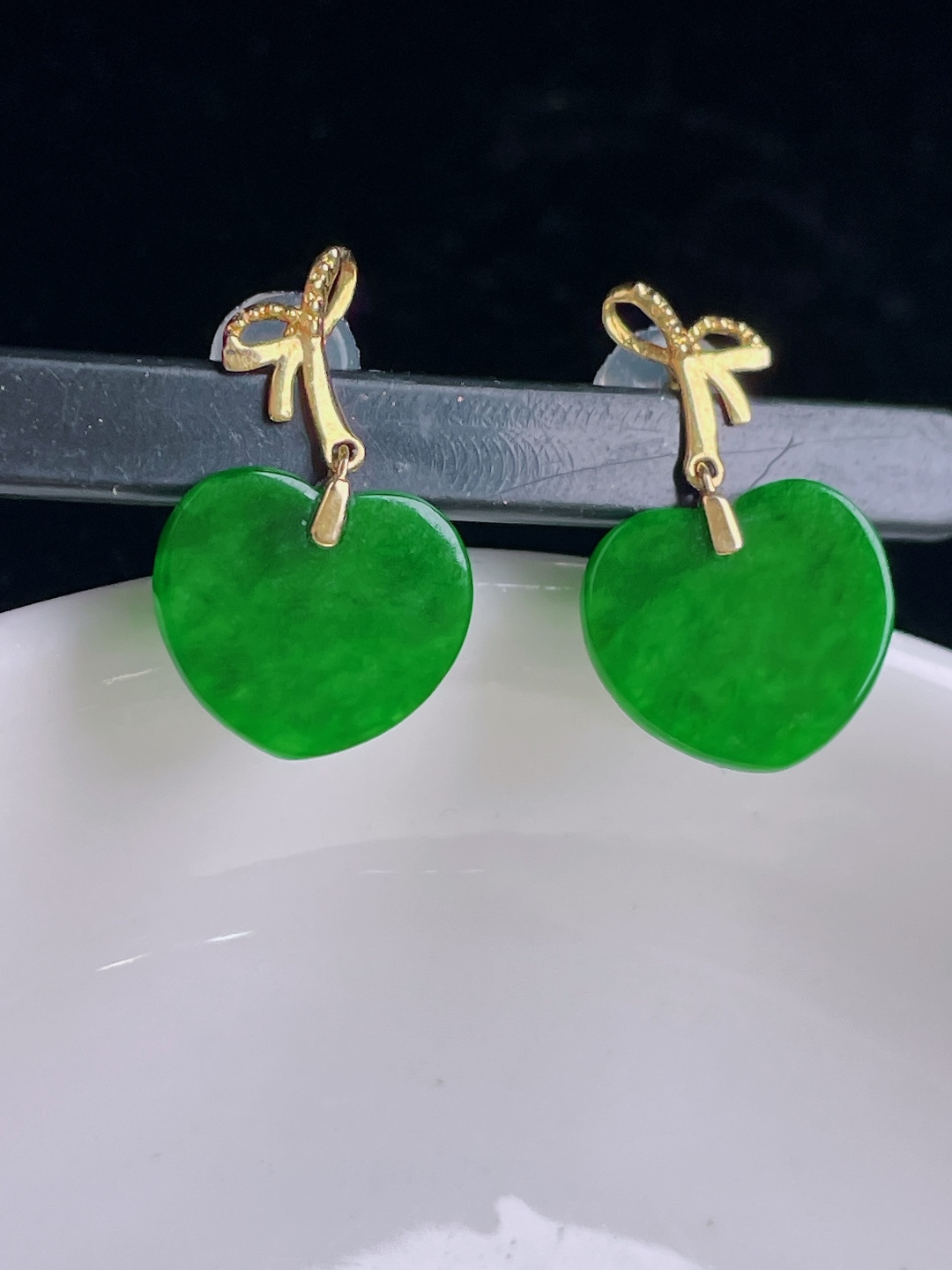 ️辣绿耳坠，18k镶嵌，老种起光，细底通透，尺寸：裸石9.6/11.7/1.8mm1005