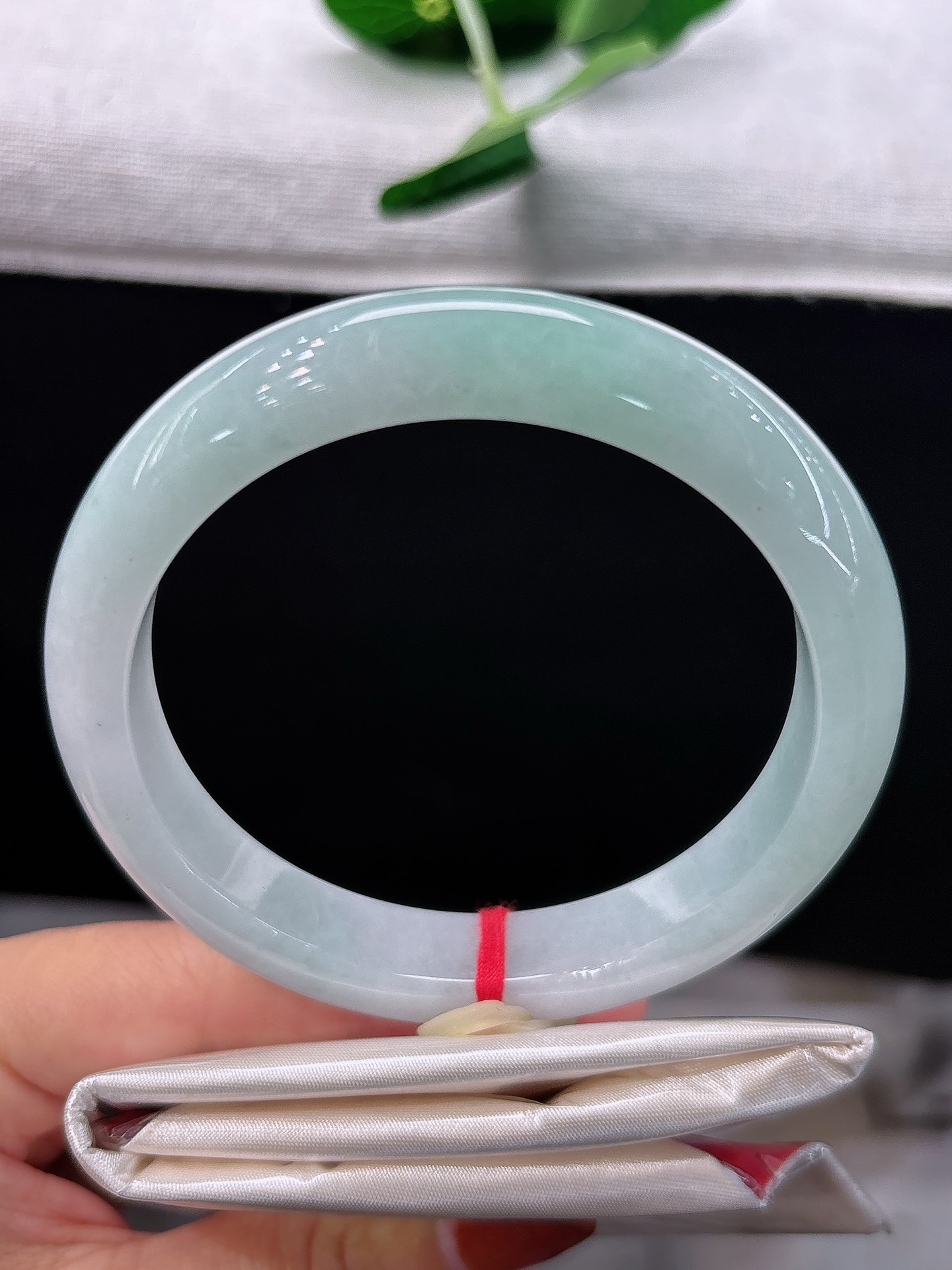 天然翡翠手镯，圈口59.7/11.7/8，正圈浅豆青柔底，淡淡青韵漫染镯身，透着清雅恬淡的温婉气质，