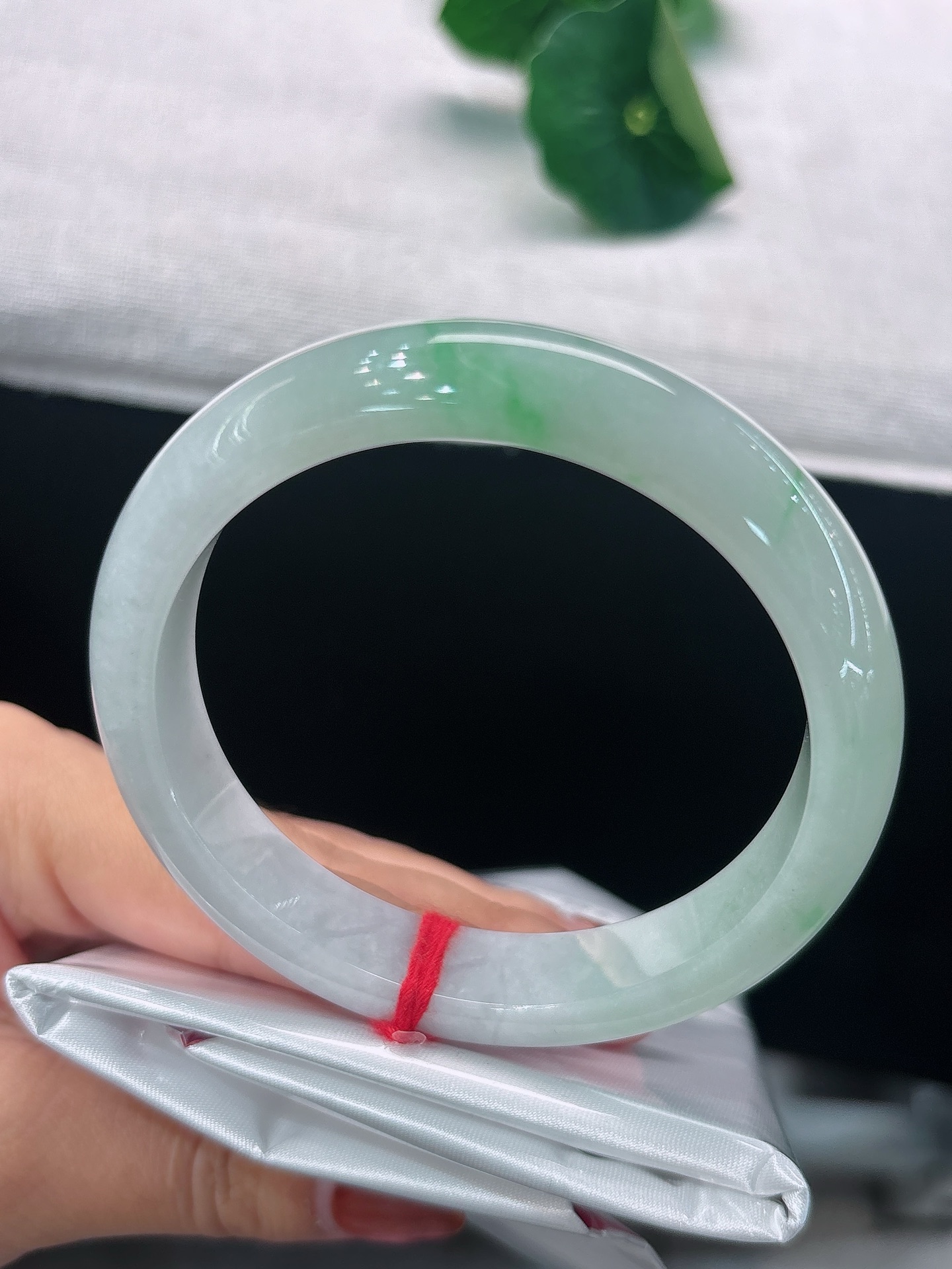 天然翡翠手镯，圈口59.6/12.2/8.5，正圈素白为底，一抹翠色轻掠，莹润光洁，尽显温婉气韵，无裂