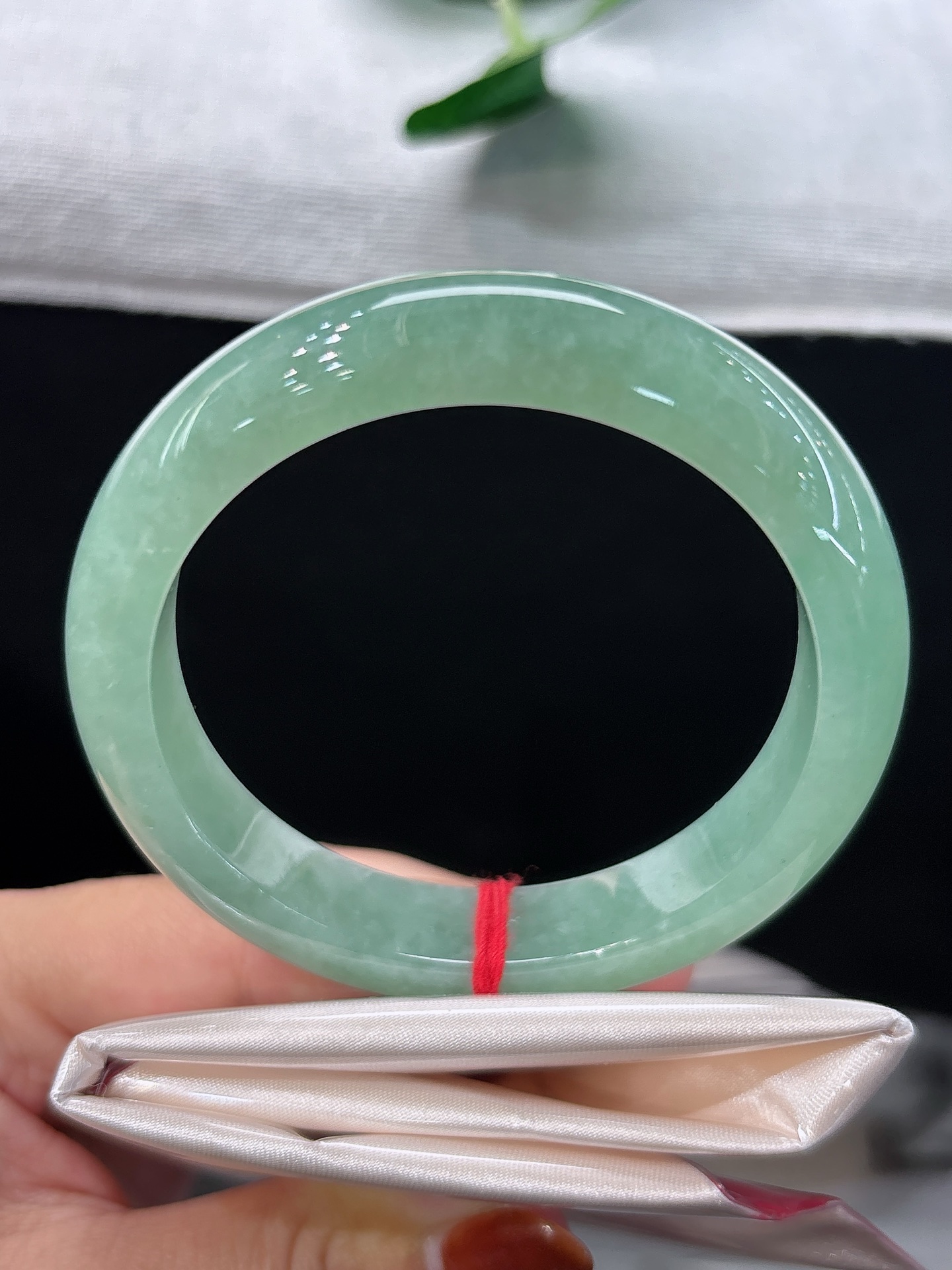 天然翡翠手镯，圈口56.4/12.5/9.1，正圈满润苹果绿底，似一汪春日碧潭，玉质细腻，尽显雅致，