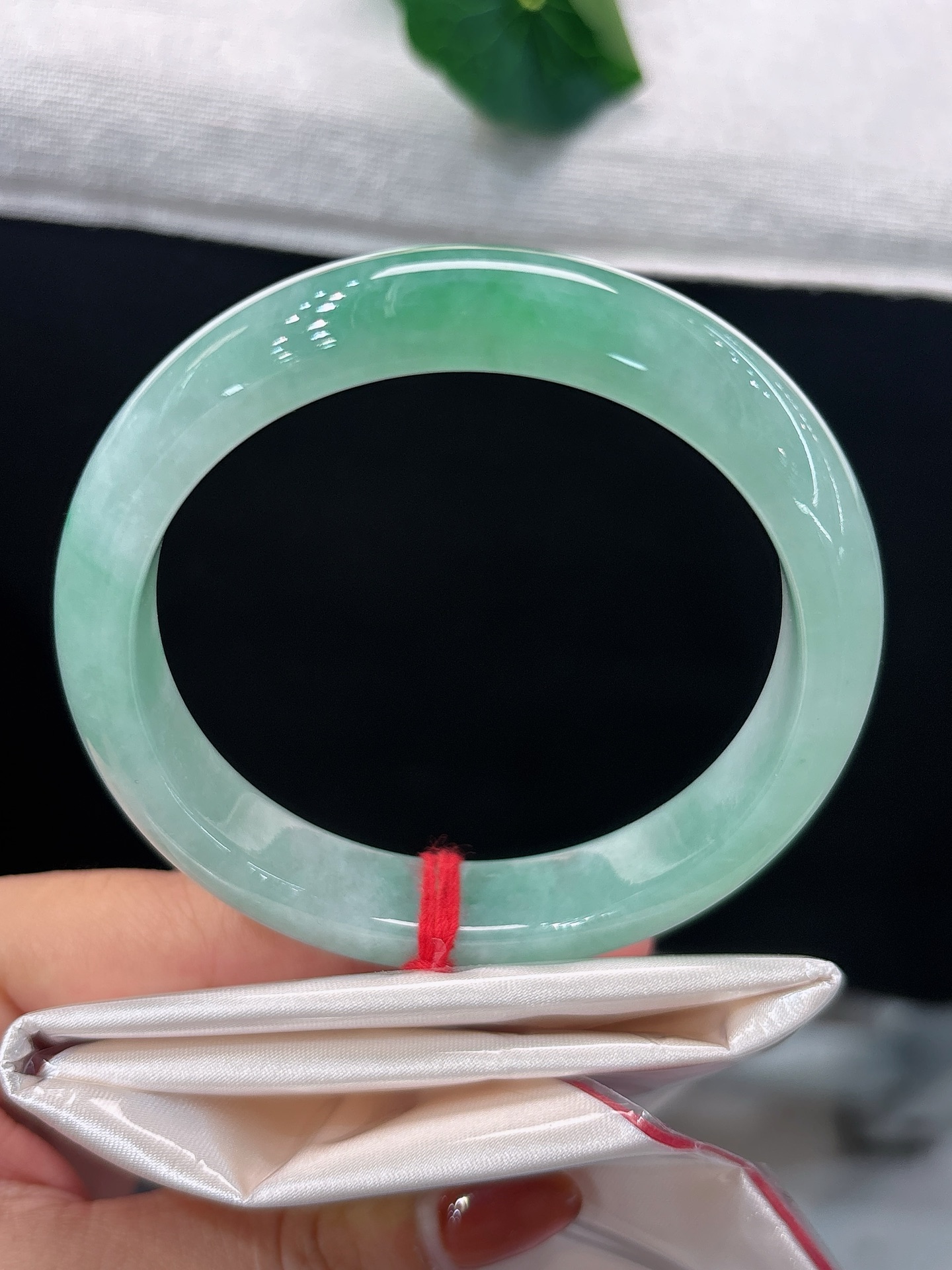 天然翡翠手镯，圈口58/12.3/8.6，正圈柔润果绿底色，清莹如水，翠色悠然漫展，雅致又灵动，无裂