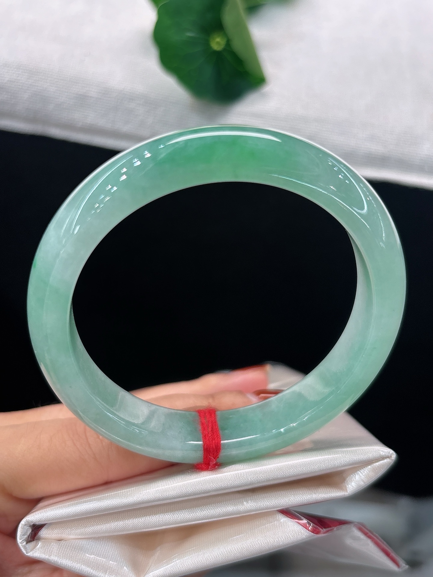 天然翡翠手镯，圈口58/12.3/8.6，正圈柔润果绿底色，清莹如水，翠色悠然漫展，雅致又灵动，无裂