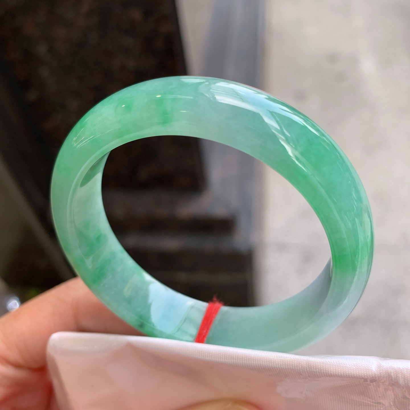 正圈飘绿 微细纹 尺寸：51.1/12.9/7.2 小圈口