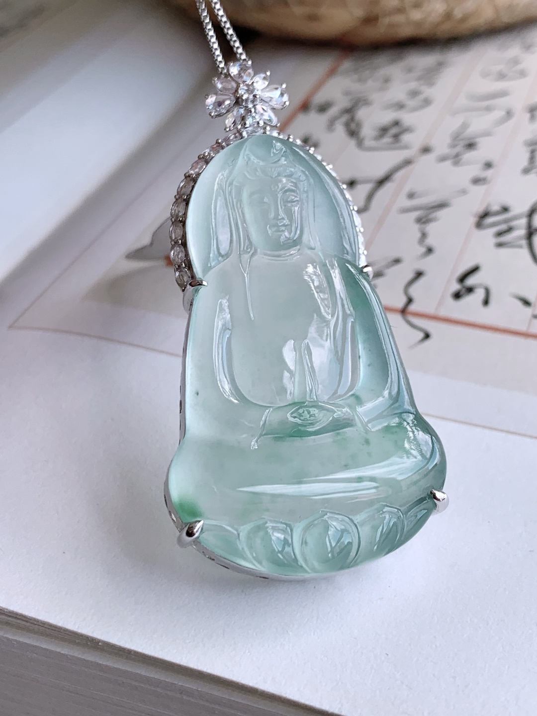 【镶嵌】冰种飘花素衣观音净瓶观音吊坠 【说明】缅甸 18k金镶嵌 无裂 性比高 一刀切 【整体】56.4-27.6-9.4 【裸石】46.3-27.6-4.4 【重量】17.2克