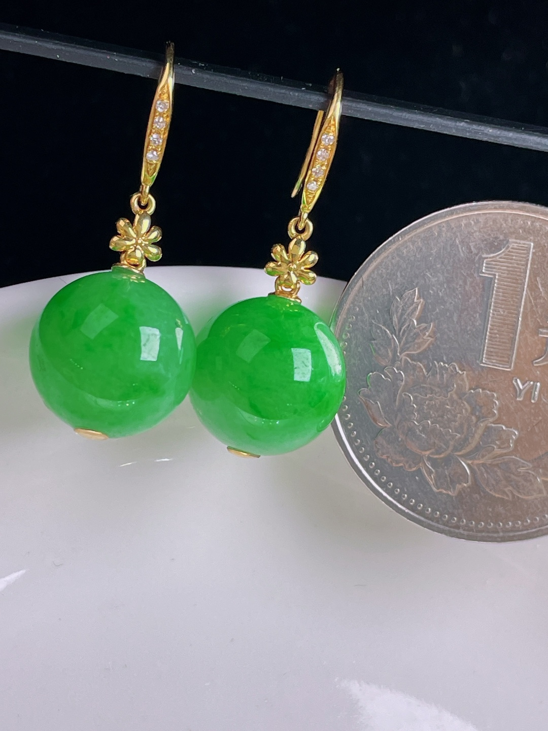 阳绿耳坠，18k镶嵌，老种起光，细底通透，尺寸：裸石11.3mm1005