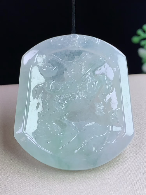 冰种生肖马牌，马上有钱，无裂，尺寸42.4-36.2-4.9mm，S05xma