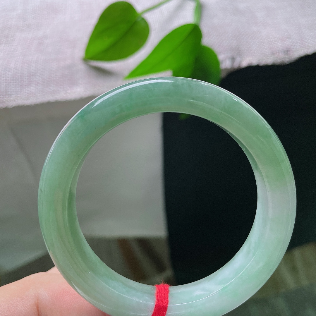 54.2/11.7/9.6，油青正圈，皮纹，色彩过渡自然柔和，山水意境藏于镯间，玉光温润，沉静又富有