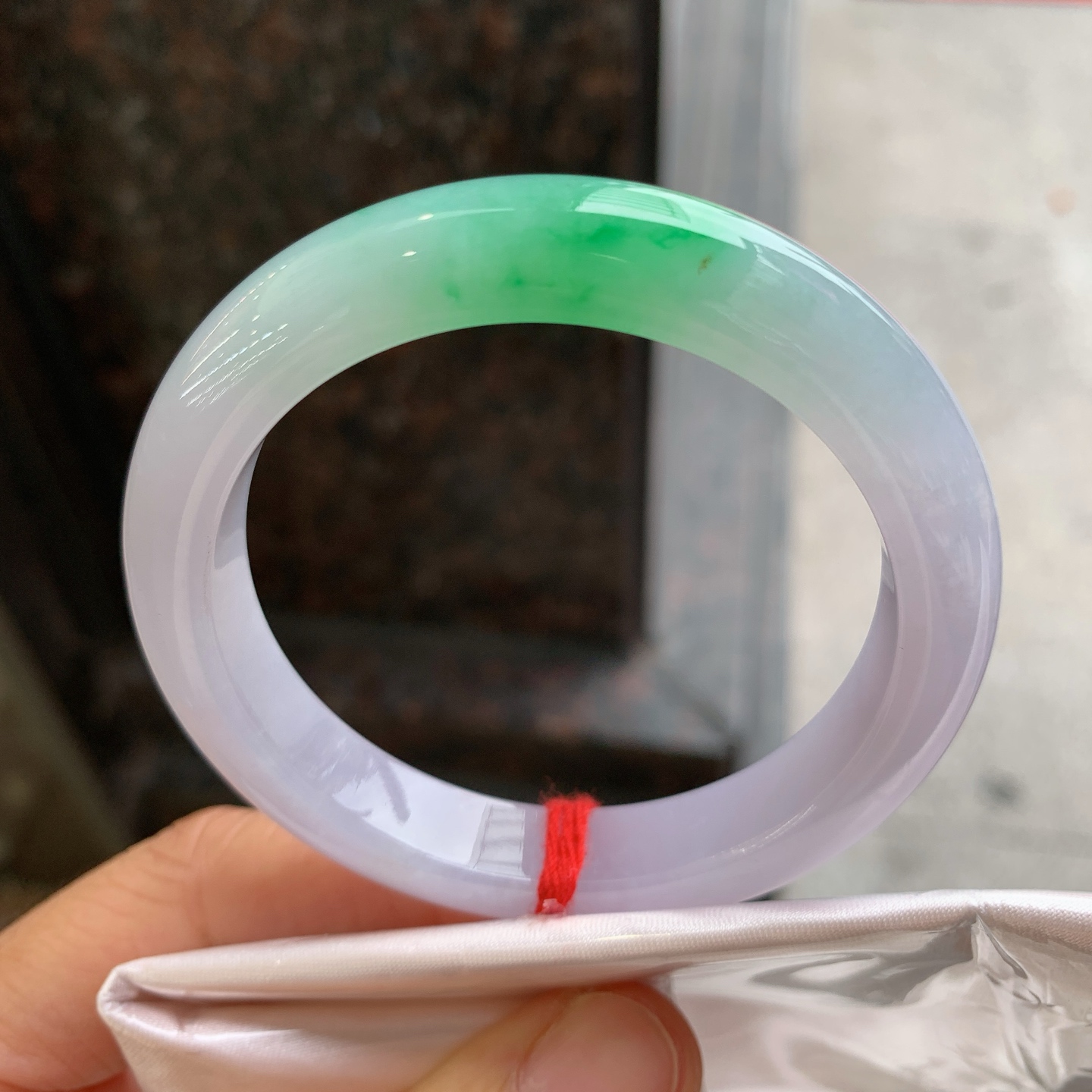 正圈紫底飘绿 无裂 尺寸：51.8/10.2/8.2 小圈口