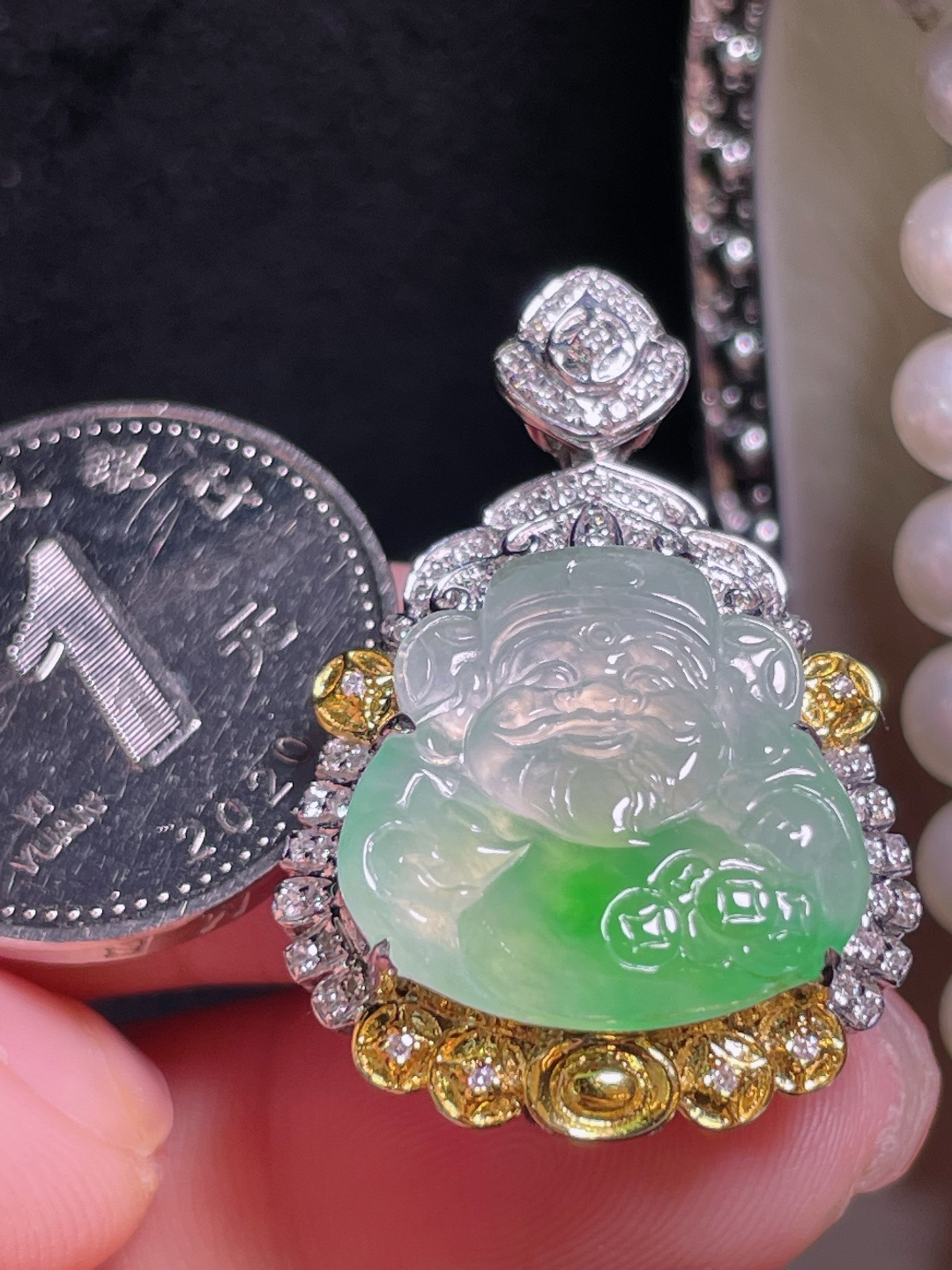️翡翠A货 财神吊坠 阳绿满色，料子冰润细腻，种老起光，18k金镶真钻，上身佩戴效果很好 尺寸如图，31.2-21.3-11