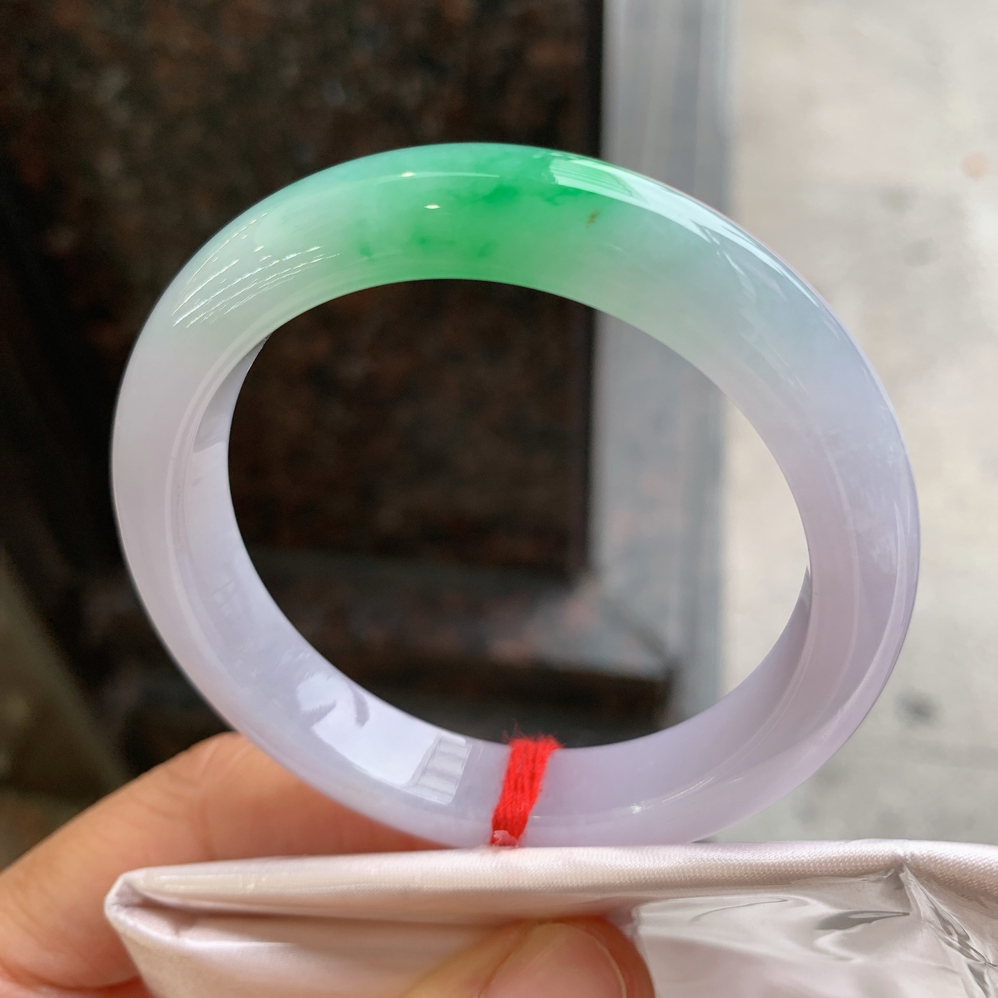 正圈紫底飘绿 无裂 尺寸：51.8/10.2/8.2 小圈口