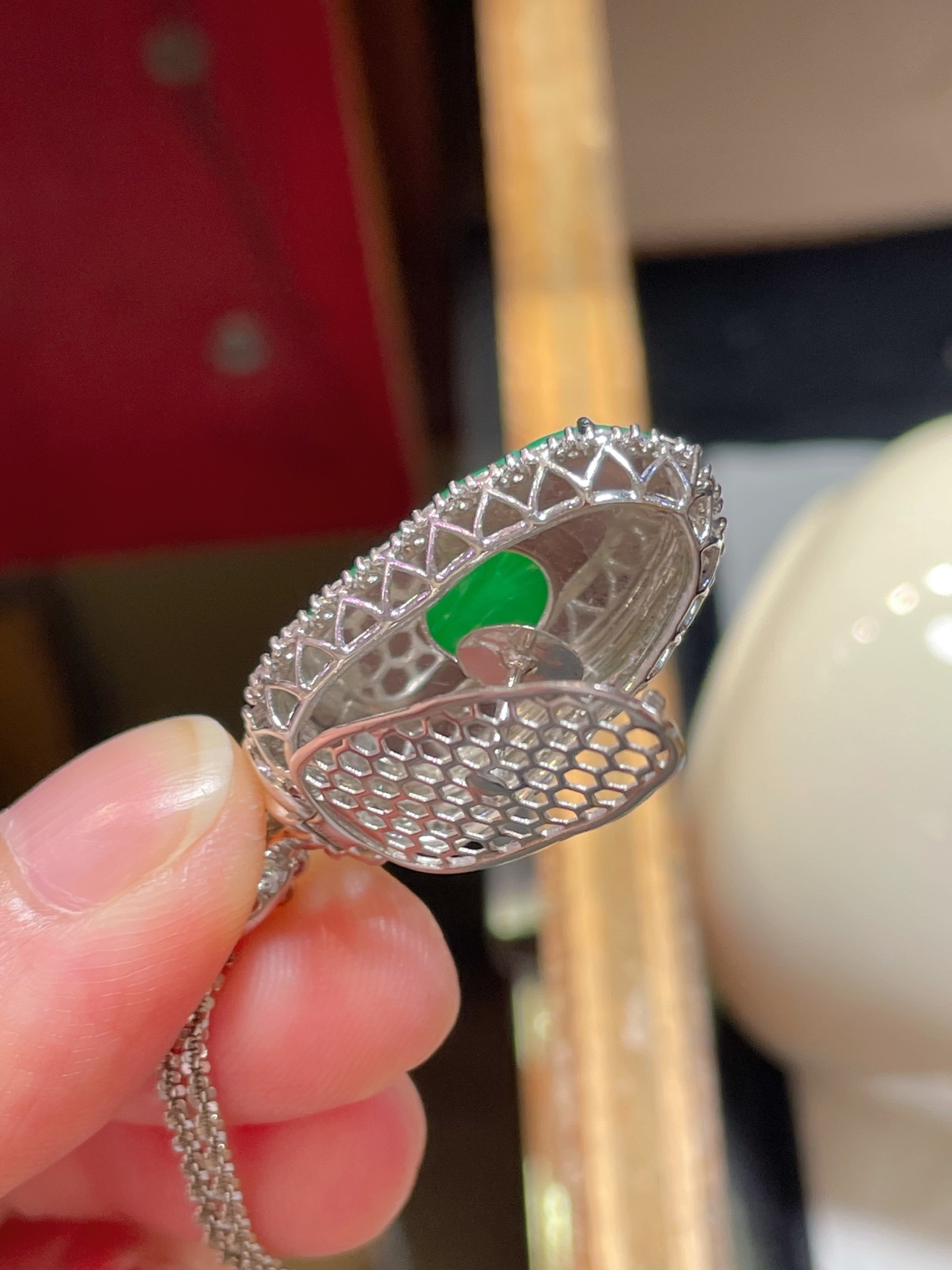 ️翡翠满绿树叶吊坠，光感强烈 冰种阳绿色，料子水润通透，种老起光。18k镶，佩戴效果佳，24.4-12.9-2.2