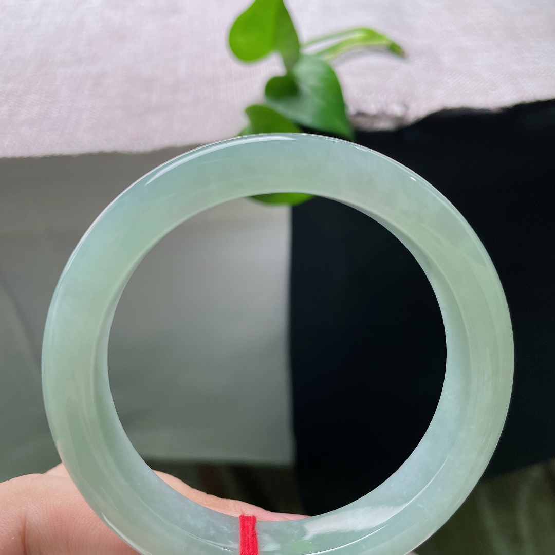 56.8/12/8.7，绿底正圈，无裂，无杂净底温润起光，清冷素雅尽显东方温婉。ss57535a