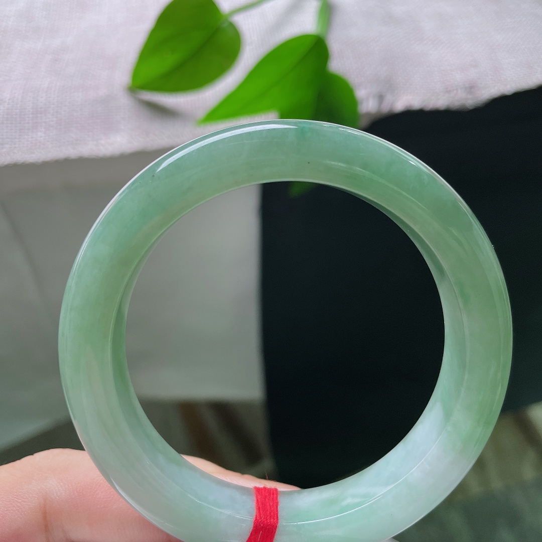 54.2/11.7/9.6，油青正圈，皮纹，色彩过渡自然柔和，山水意境藏于镯间，玉光温润，沉静又富有诗意。ss57815a