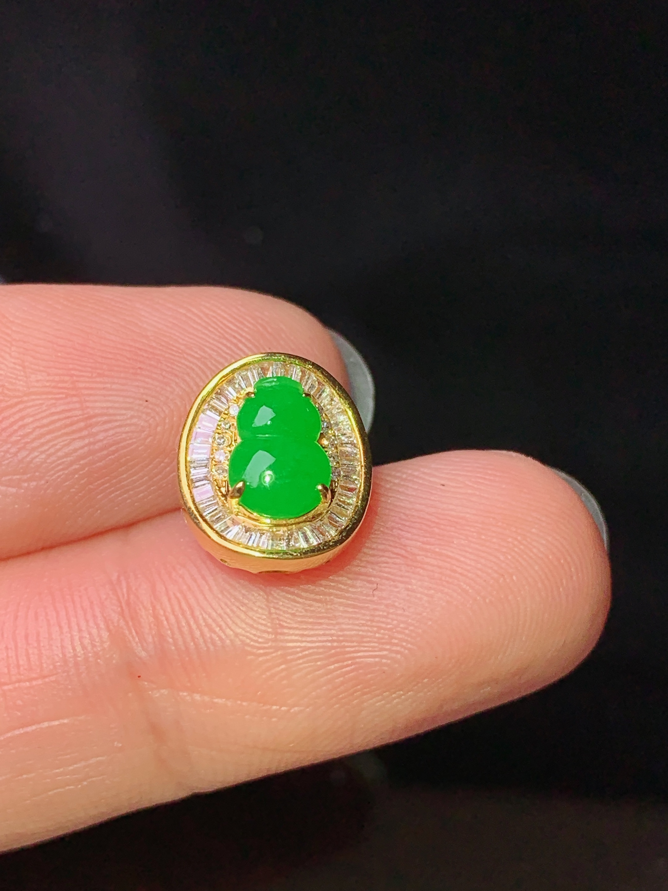 18k金钻镶嵌冰阳绿葫芦吊坠 玉质细腻 色泽艳丽清新 水润亮眼 整体尺寸11*9.5*6.6 t5