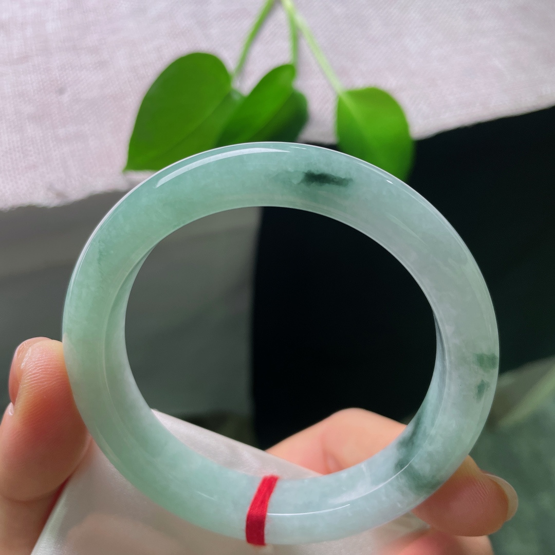 57.8/11.9/9.5，飘花正圈，皮纹，浓郁的墨绿飘花随性地萦绕镯壁，花色错落有致，好似远山云雾，清冷疏离，氛围感十足。ss57475a