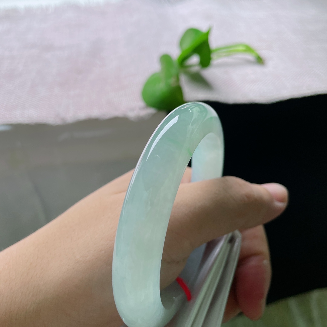 58/12.3/9.7，冰种正圈，无裂，浅冰柔翠内敛莹润光泽，不张扬却温润显贵，低调奢华有内涵。。ss57394a