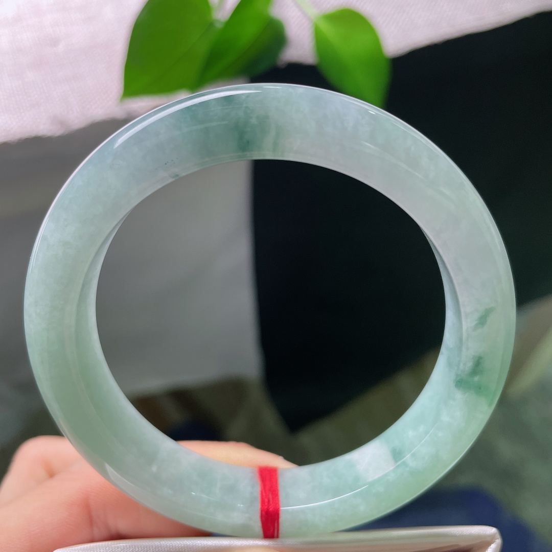 57.8/11.9/9.5，飘花正圈，皮纹，浓郁的墨绿飘花随性地萦绕镯壁，花色错落有致，好似远山云雾