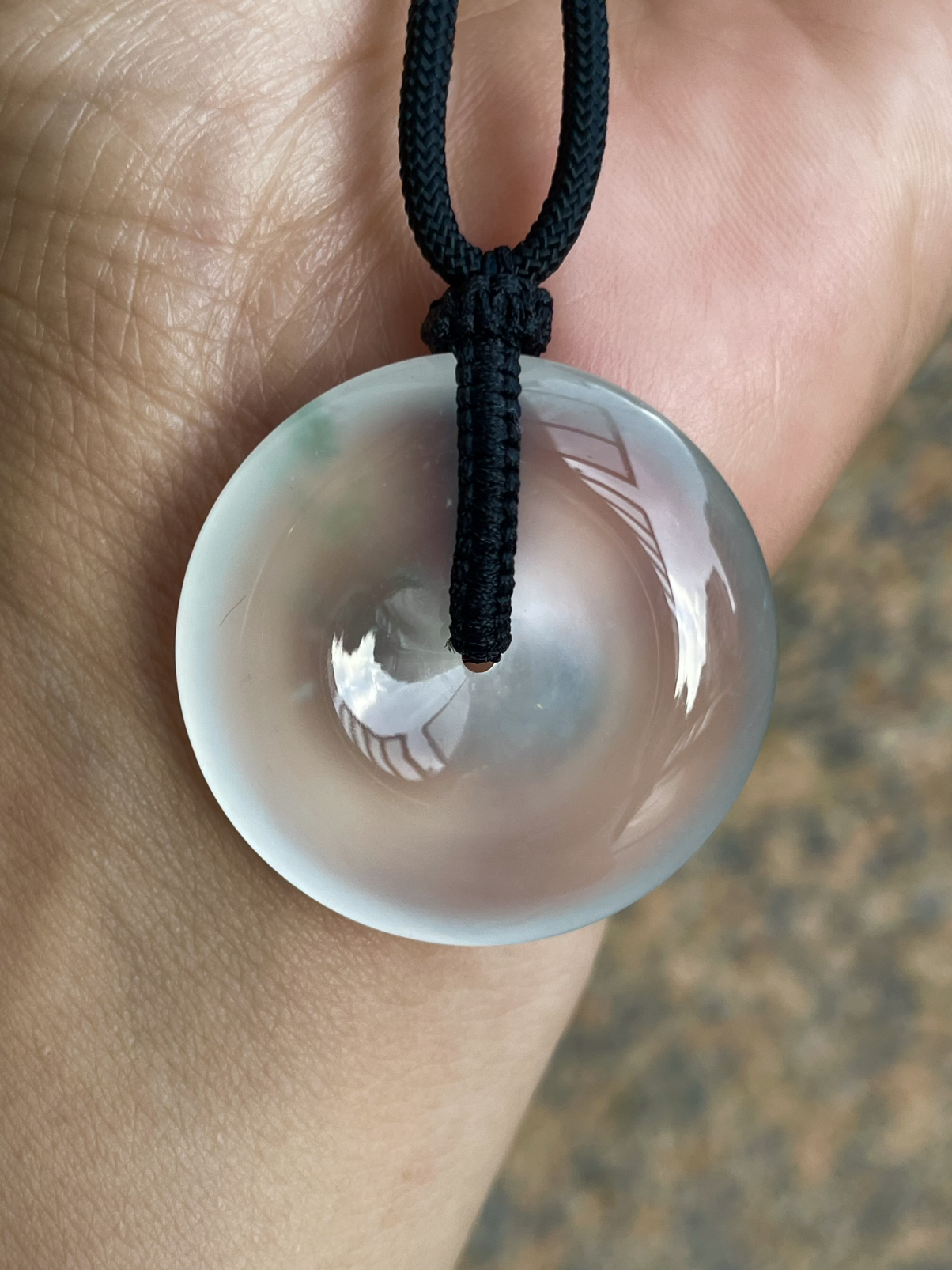【玻璃种平安扣】质地非常细腻，冰润十足，种老冰透，通透澄澈，净透起刚，底子干净纯粹。收藏品质