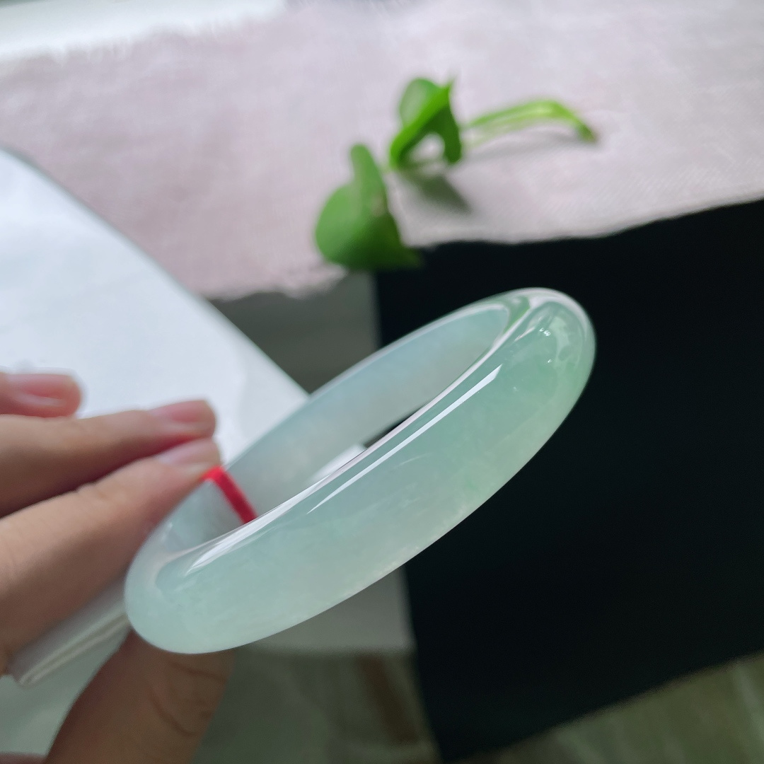 58/12.3/9.7，冰种正圈，无裂，浅冰柔翠内敛莹润光泽，不张扬却温润显贵，低调奢华有内涵。。ss57394a