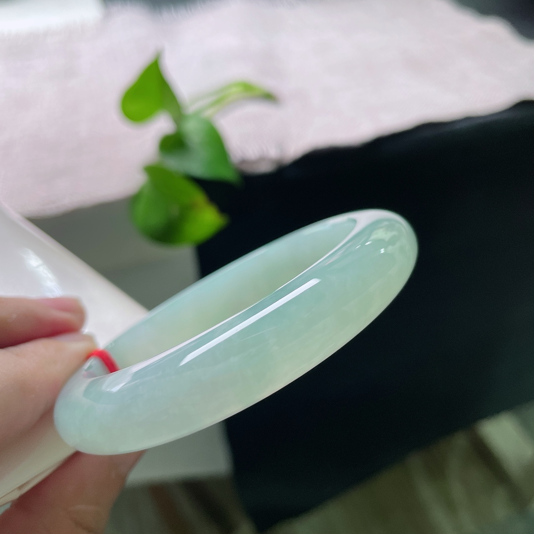 56.8/12/8.7，绿底正圈，无裂，无杂净底温润起光，清冷素雅尽显东方温婉。ss57535a