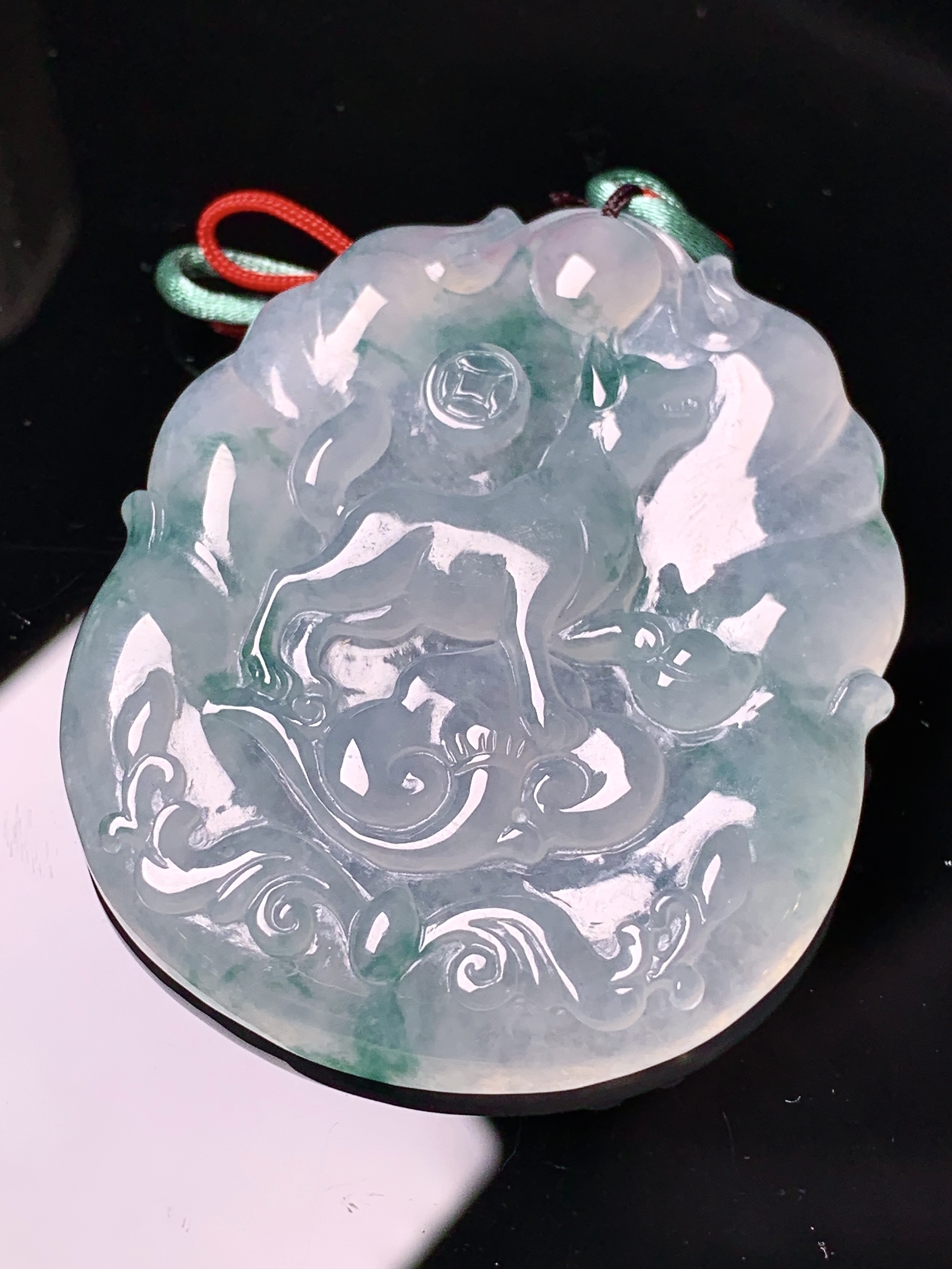 冰种生肖狗吊坠 玉质细腻 色泽艳丽清新 水润亮眼 整体尺寸48*40*5.5 b2