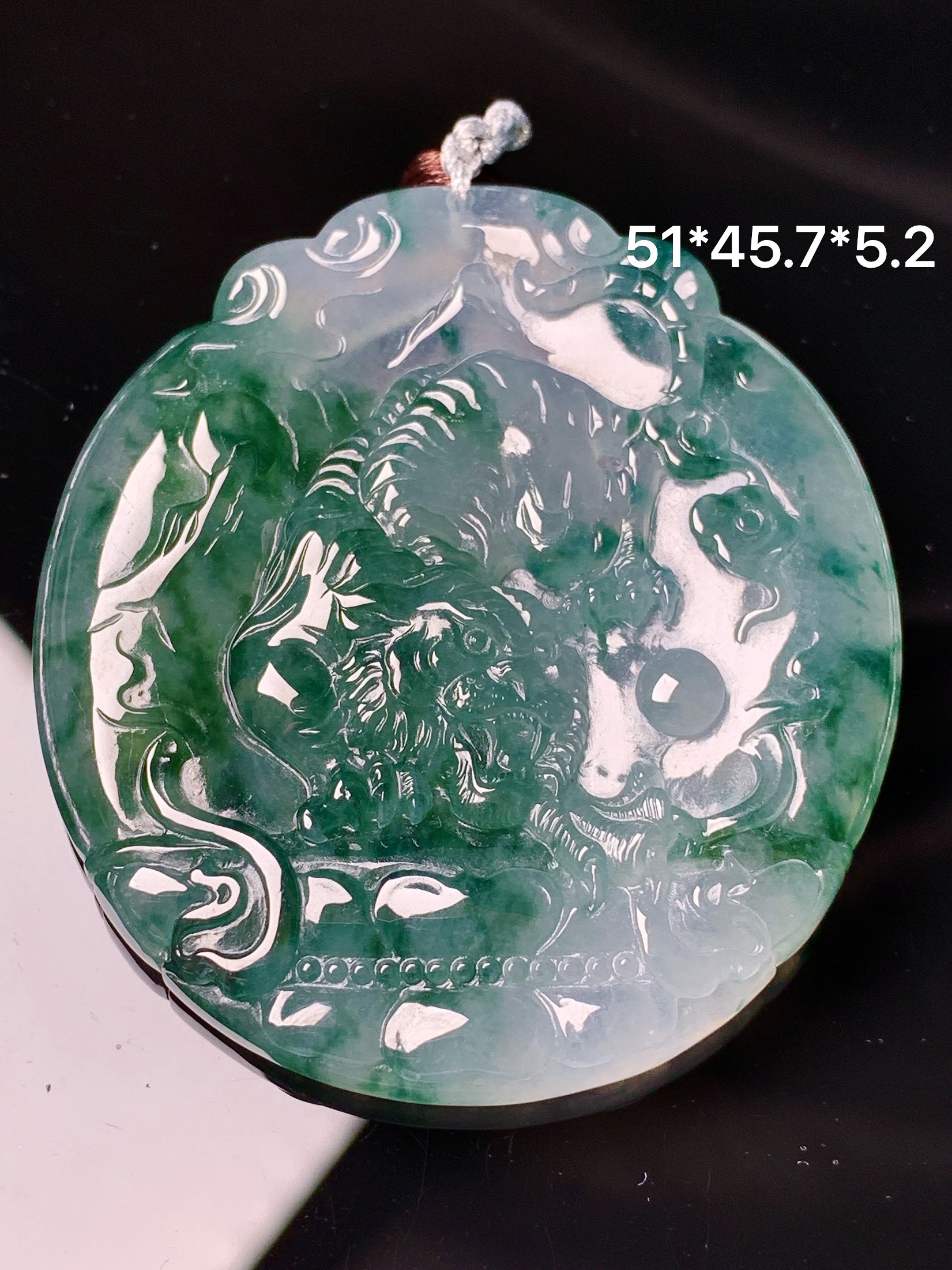 飘绿生肖虎吊坠 玉质细腻 色泽艳丽清新 水润亮眼 整体尺寸51*45.7*5.2 b2