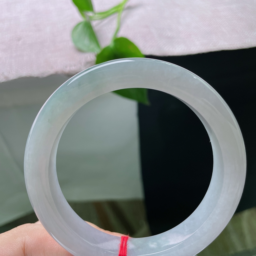 58.3/11.8/9.7，紫底正圈，一点皮纹，种质冰透细腻，种老水足，内部结构细腻，带着朦胧的胶润