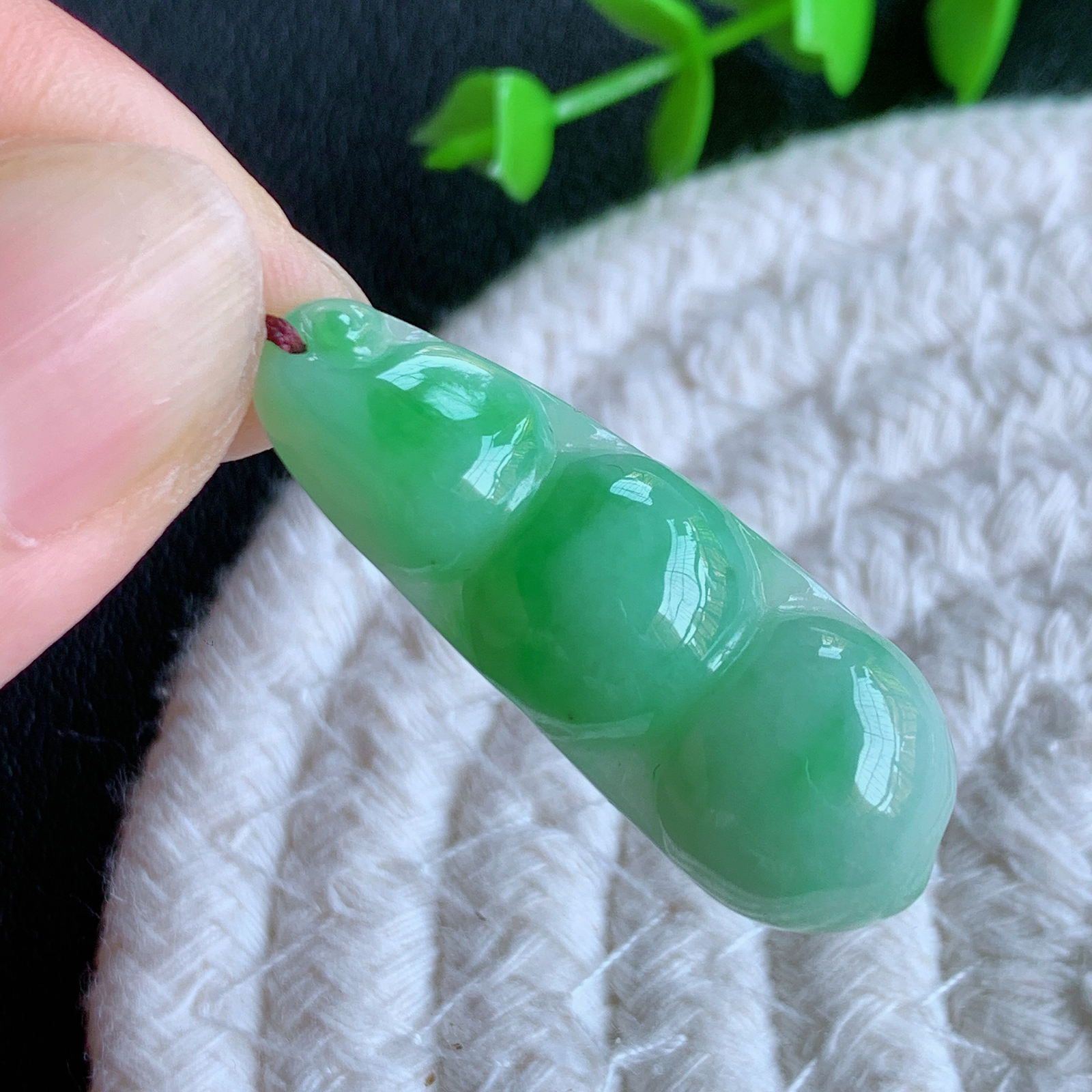 冰润飘阳绿福豆翡翠挂件，老种飘花  冰清玉洁  胶感十足  寓意“四季平安，福气满满”颜色鲜艳，清新