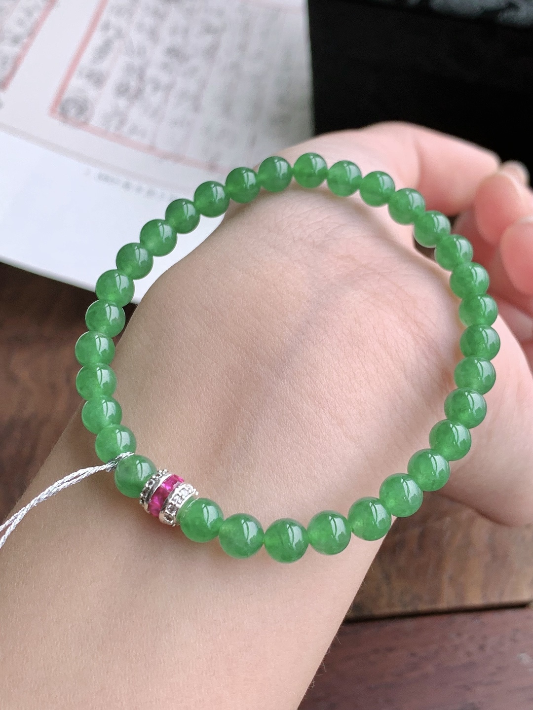 【珠子】阳绿手串圆珠子手串 【说明】缅甸 性比高 【尺寸】5.5mm 【重量】10克