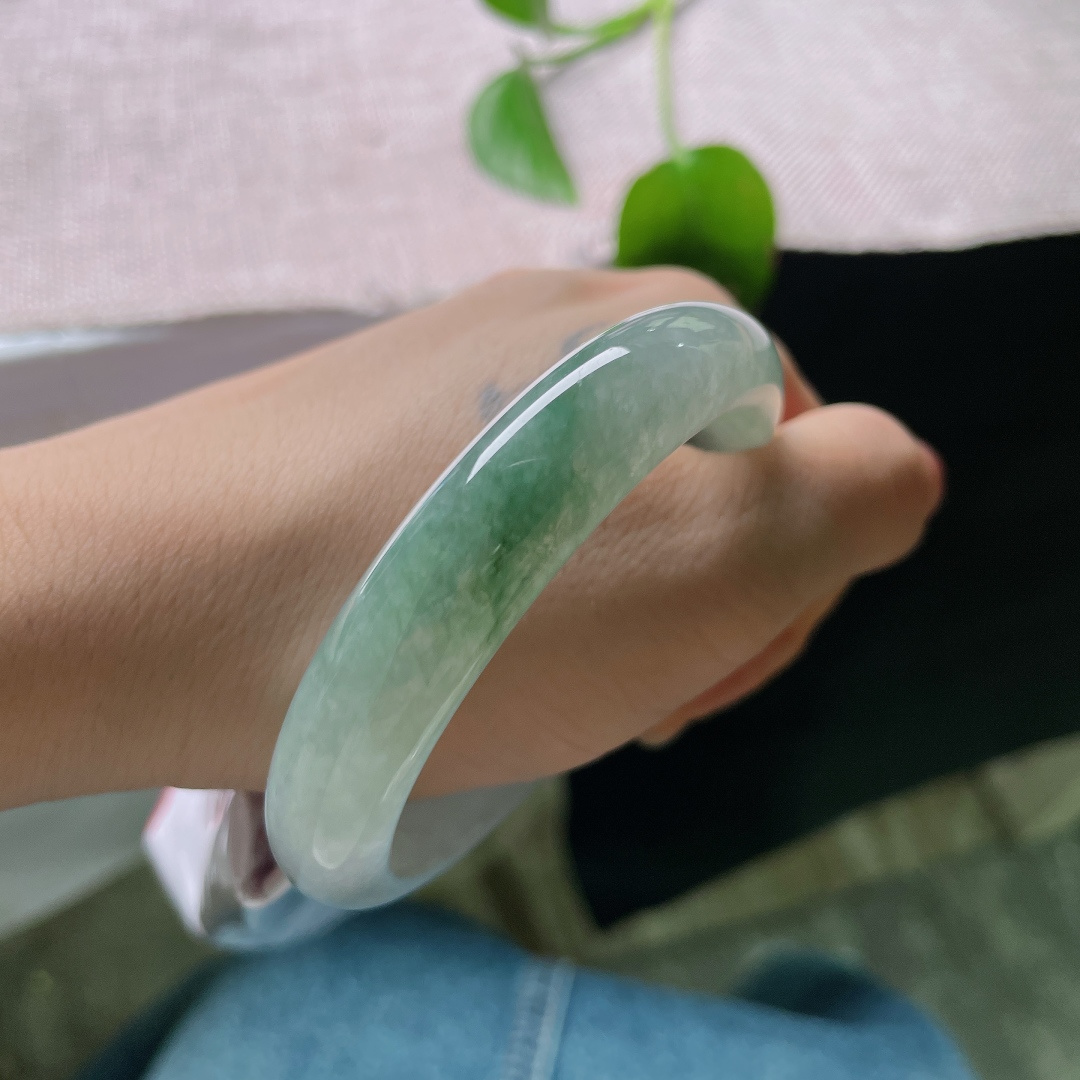 57/12.2/7.7，油青正圈，一点皮纹，冰润湖绿正圈镯，满圈均匀晴水色调，种水通透，版型周正，上手清爽大方。ss56728a