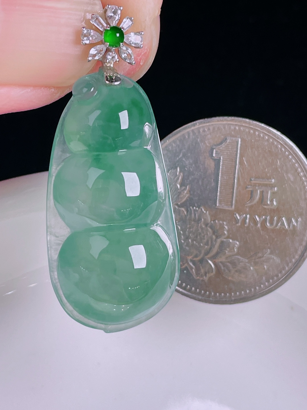 ️冰蓝豆子福豆，18k镶嵌，老种起光，细底通透，尺寸：38.3裸石31.6/16.6/9.4mm1006